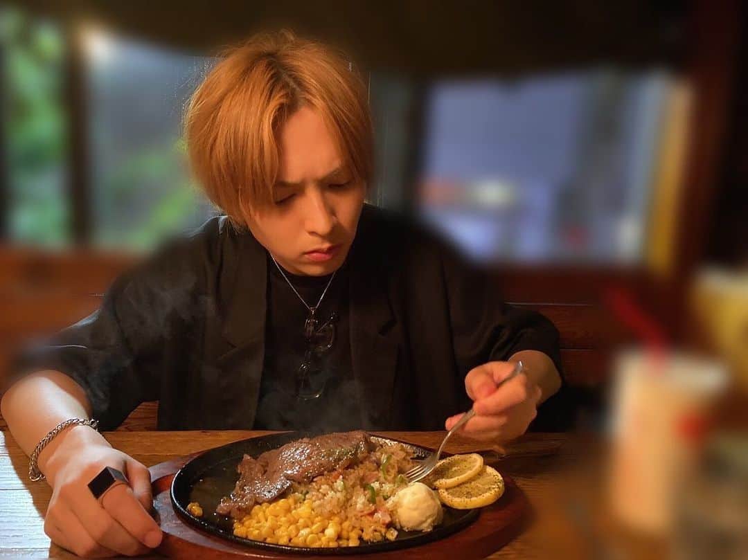 吉田仁人のインスタグラム：「いつか食べた飯の写真。﻿ ﻿ ボリュームあってめちゃくちゃ美味かったわ。﻿ ﻿ #吉田仁人 #MILK」