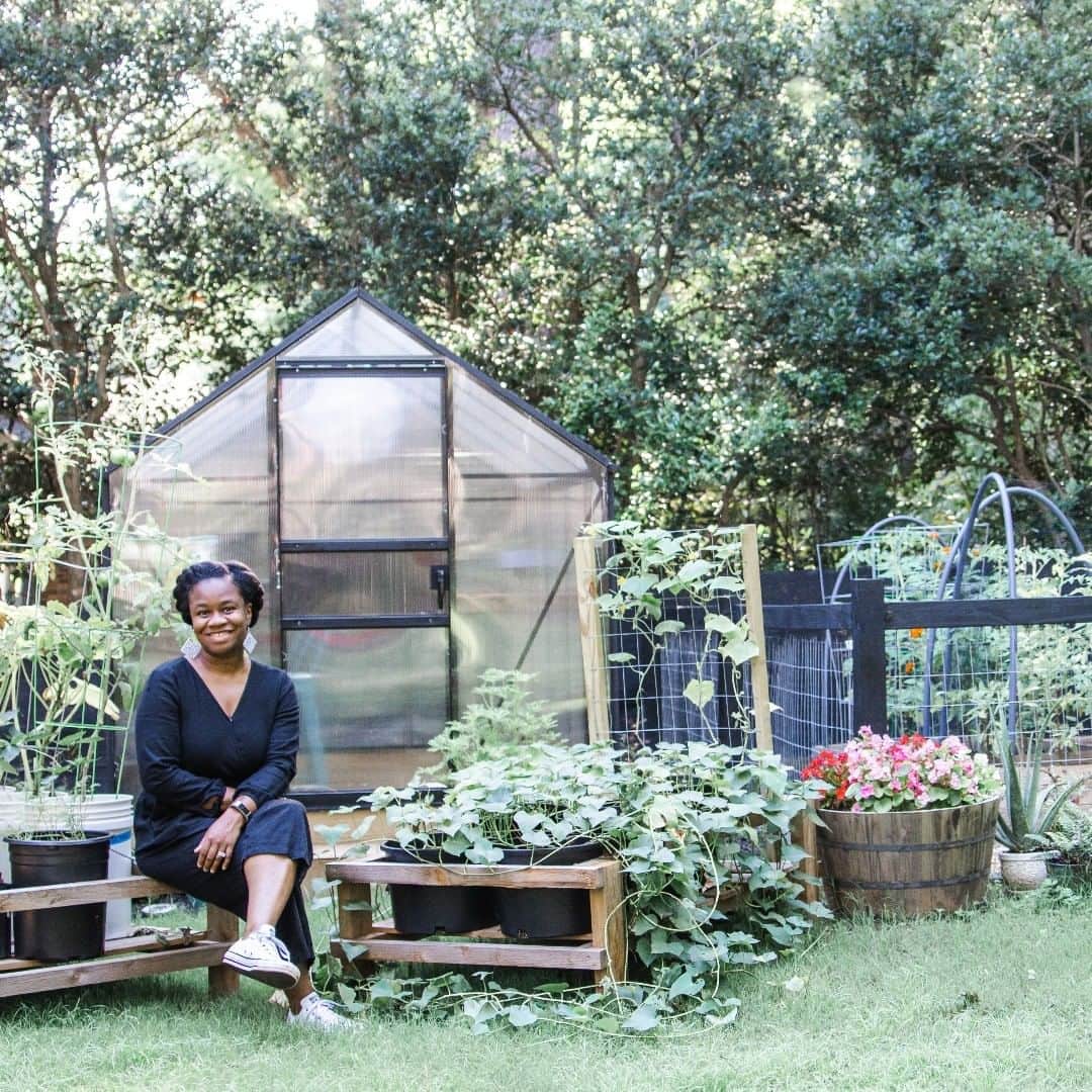 Grace Bonneyのインスタグラム：「Good Morning! I'm Stacie from @staciesspaces, where I primarily share my home DIY projects and my gardening adventures. My goal @staciesspaces is to inspire people to create a home that serves them well in both beauty and function without breaking the bank, both inside and outside of their homes. I am thrilled to be taking over the Design Sponge page today to share about one of my favorite things, gardening!   Black people have always been cultivators of land and space, but we've noticed a lack of exposure to black gardening accounts here on Instagram. Thanks to Grace and Design Sponge we get to hopefully change that narrative. There are many gardening accounts by black gardeners that provide a wealth of knowledge and information on the topic and I'm so excited to share some of those accounts with you this week! But first, I am going to share my own garden with you! I hope you will join me over in stories as I share with you a bit of my garden and my garden story! Meet me back here this evening as I share more awesome gardening accounts!」