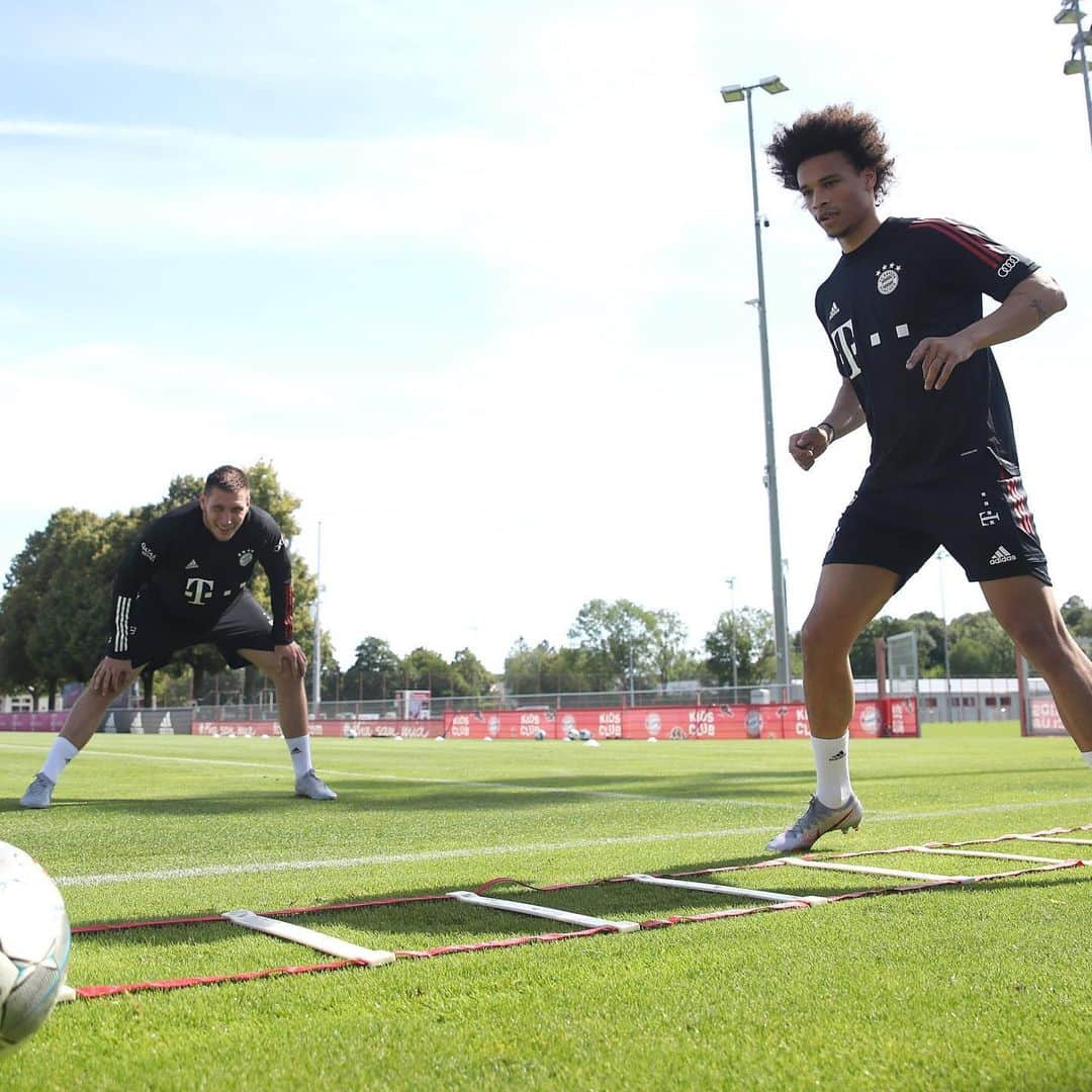 バイエルン・ミュンヘンさんのインスタグラム写真 - (バイエルン・ミュンヘンInstagram)「#ServusLeroy! 👋 @leroysane19 trains with #FCBayern for the first time! 🔴⚪ More info and photos 👉 https://fc.bayern/SaneTraining  #MiaSanMia #Training #Sané @n.suele #football」7月13日 22時05分 - fcbayern