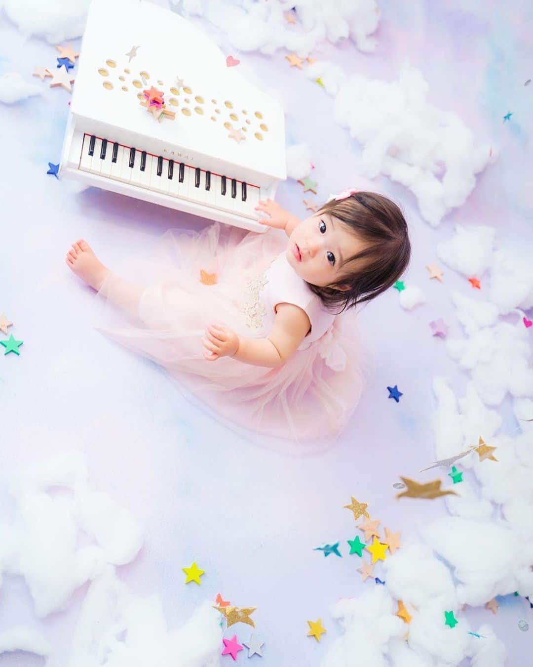 しほの涼のインスタグラム：「1歳になったので写真館で撮影しました😊💕 人見知り、場所見知りの娘だから心配してたけどカメラマンさんが流石プロで笑わせながら撮ってくれて助かった😂💦💦 しばらく誕生日フォト続きになります🤣🌟 #1歳誕生日 #1歳女の子 #1歳 #1歳女の子 #令和元年ベビー #令和ベビー　#令和ベイビー　#ベビー服女の子 #ラブスト　#lovst #写真館#赤ちゃんのいる生活 #赤ちゃんのいる暮らし #赤ちゃんフォト#ベビープリンセス  #赤ちゃんとの暮らし」