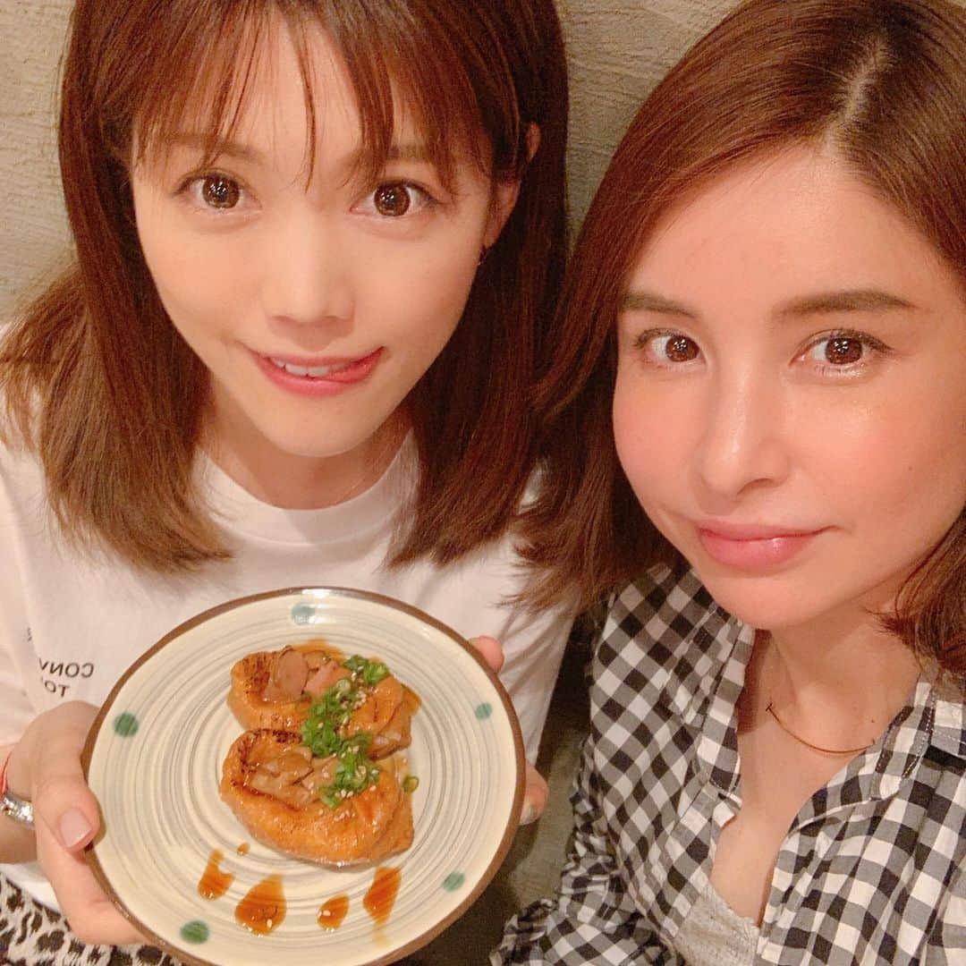 上坂由莉のインスタグラム：「﻿ ﻿ こんばんは🌙飯テロ失礼します😋笑﻿ @emi_yoga と楽しみにしてた肉寿司食べてきたよ〜🍖🍣﻿ ﻿ ﻿ 好きなもの祭りでめちゃくちゃ満たされました🥰﻿ どれもどれもほーーーんまに美味しかった❤️﻿ 中でも雲丹トリュフユッケは延々食べれちゃうくらい🤤﻿ 楽しすぎて時間あっという間〜😖﻿ でもまた会う予定立てたし楽しみっ😍💓﻿ ﻿ ﻿ #肉寿司 #門前仲町肉寿司 #門前仲町﻿」