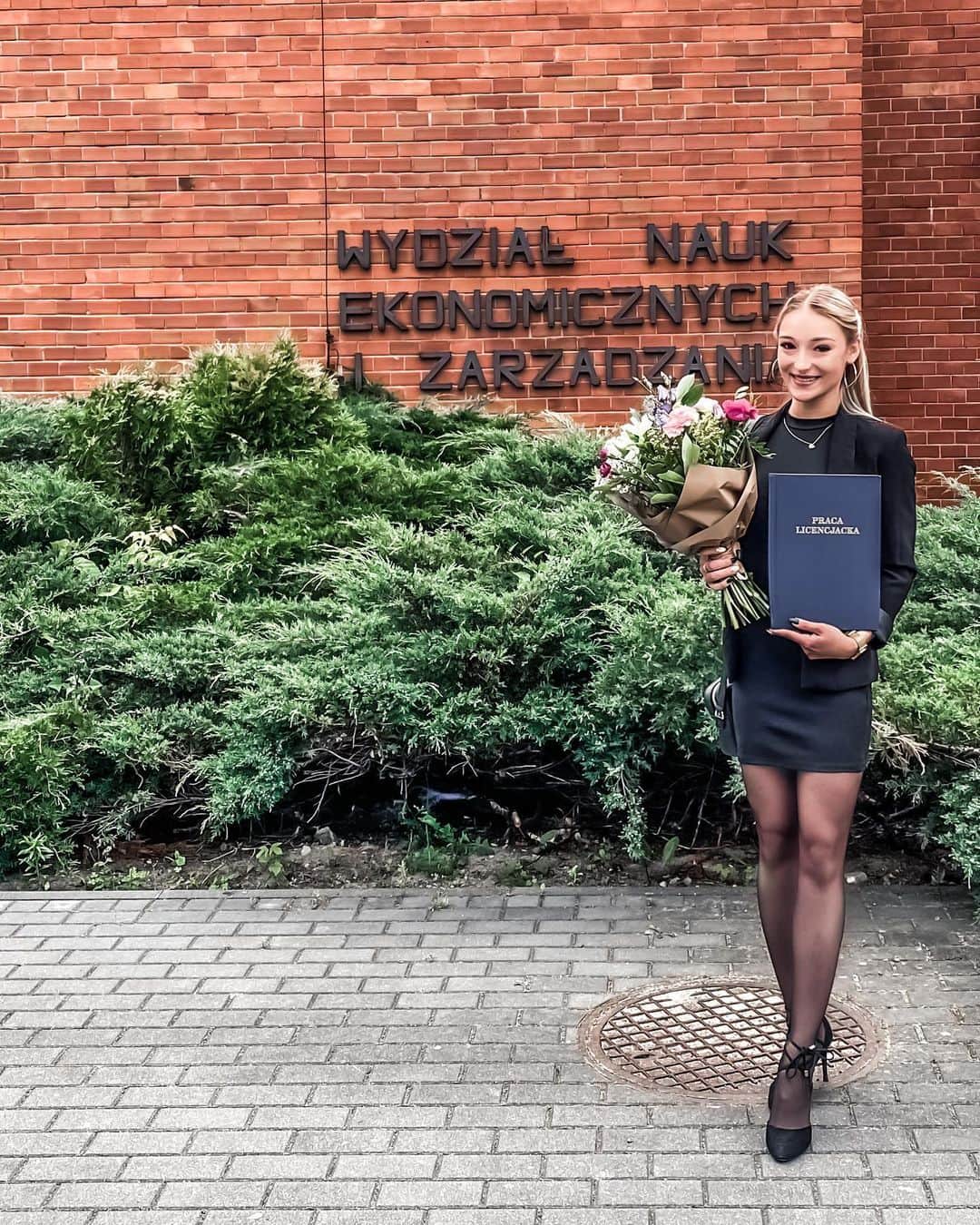 アガタ・クリゲルのインスタグラム：「I cyk, obroniona 😎 #diploma #university #polishgirl #polskadziewczyna #obrona #vscocam #vsco #wneiz」