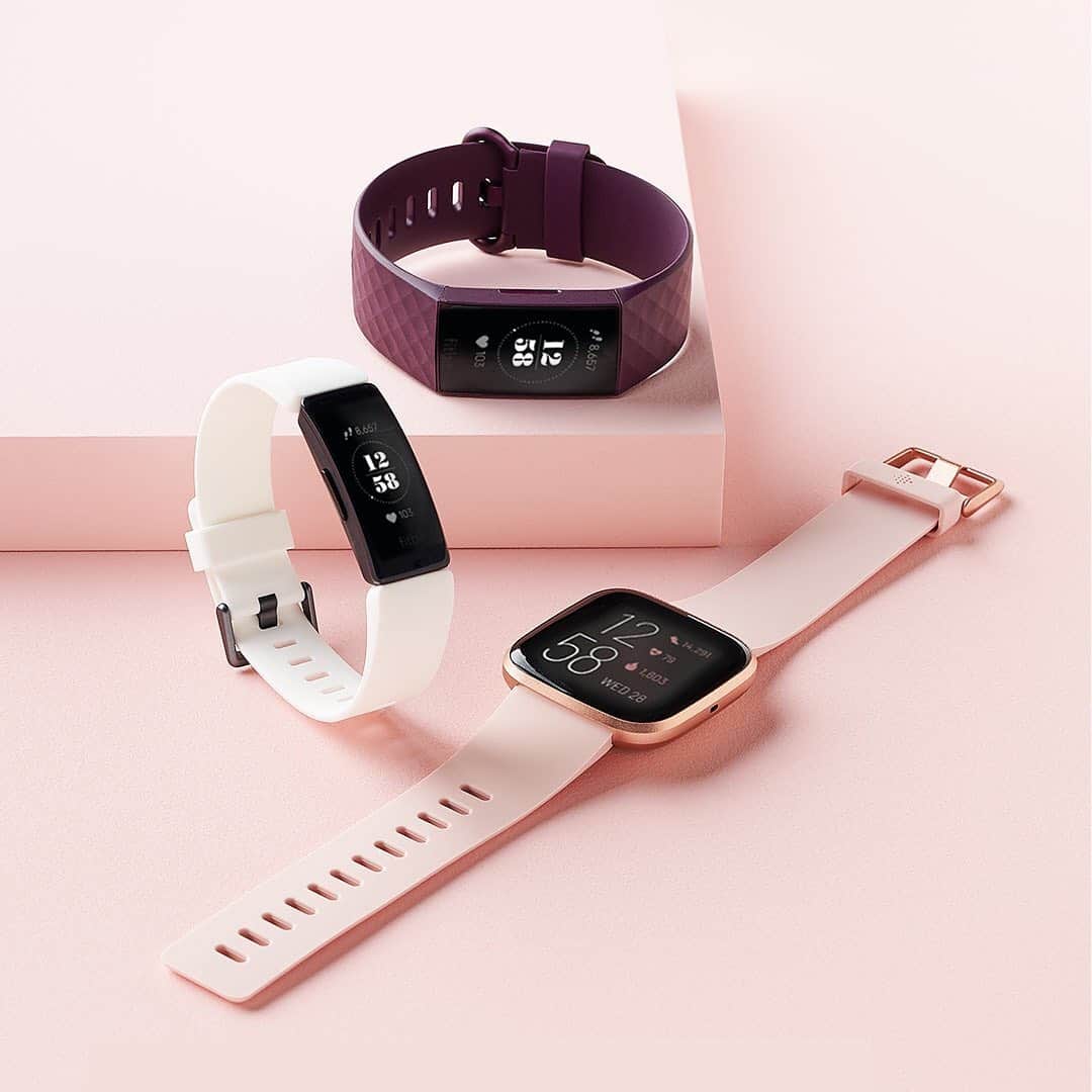 ロック&リパブリックのインスタグラム：「Hit this week’s fitness goals on the go with Fitbit. 💪🏽#mondaymotivation #Kohls」