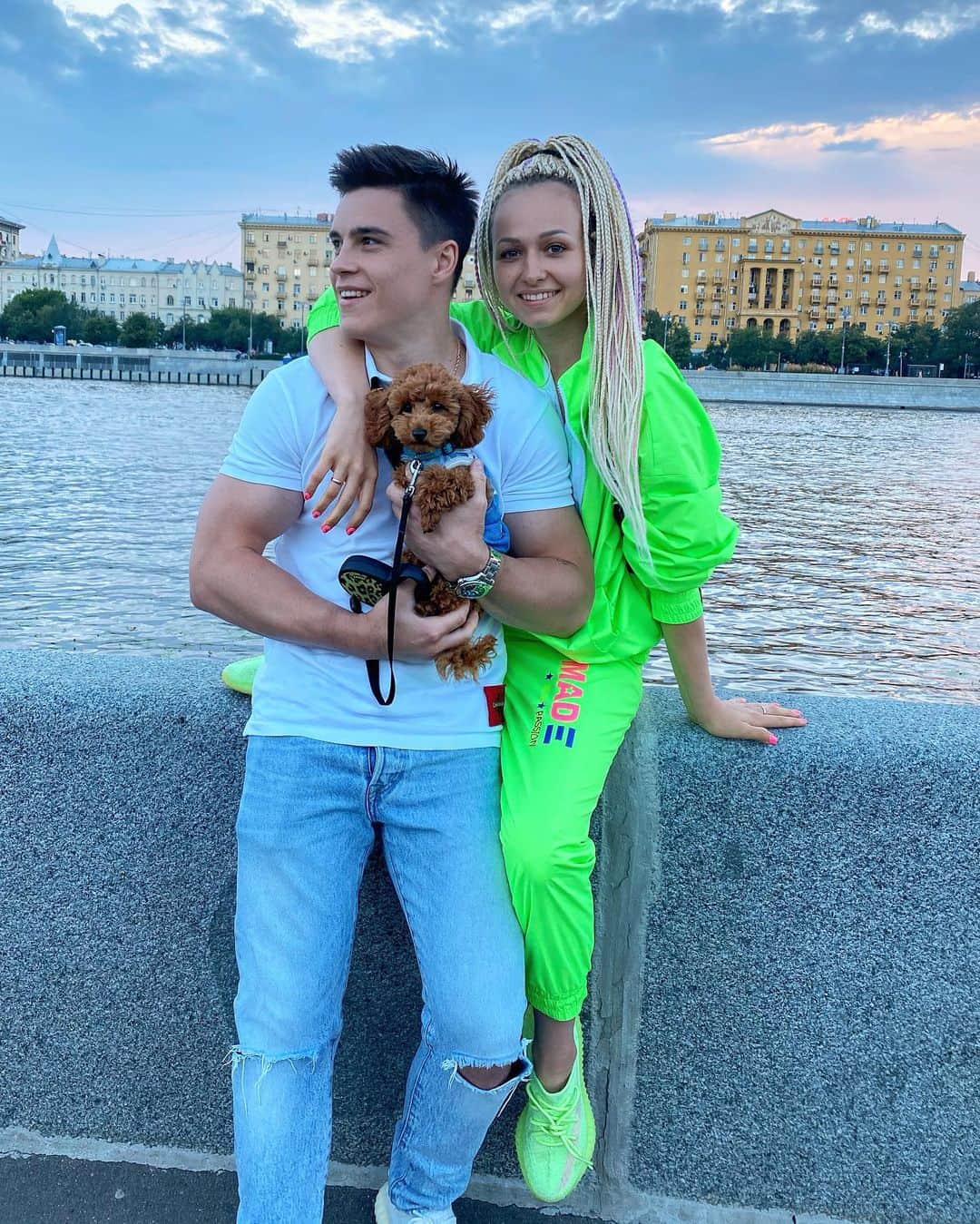 ダリア・スピリドーノワのインスタグラム：「MOSCOW NEVER SLEEPS🖤 ⠀ Каждый раз гуляя по Москве, я не могу налюбоваться ее красотой😻 ⠀ Как есть свободное время мы с @nikushkarus стараемся выбраться в центр и погулять🥰 ⠀ Особенно сейчас после карантина, все гуляют , живая музыка , такоооой кайф😻 ⠀ Любим Арбат , парк Горького и ВДНХ 💥 Какое ваше любимое место в Москве?👇 #moscow #city」