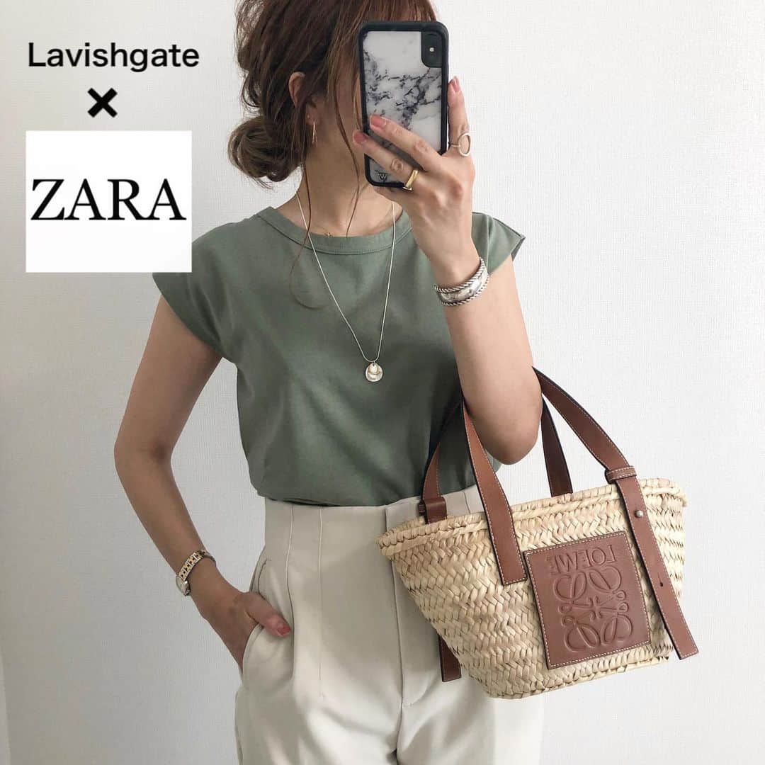 Miyoのインスタグラム：「2020.7.13 ・ ピスタチオ×オフホワイト💚 トップスはインでもアウトでも可愛く着れます☺️後ろの丈が長めなので気になるお尻周りをカバーしてくれます👌🏻 ZARAのハイウエストパンツはMサイズを着ています♡ ・ トップス… @lavishgate #lavishgate ハイウエストパンツ…#ZARA#ザラ バッグ…#loewe アクセサリー…#楽天 ・ ZARAのハイウエストパンツ3色目はベージュをget♥️ Sサイズにしたら下っ腹の出具合がひどかった😱泣 @gyugyugyu_lme を履くとお腹が凹むのでファスナーもスムーズに上がります👌🏻笑 ハイウエストで腰や骨盤をサポートしてくれるので自然に姿勢が良くなるし、腰が楽になるのでオススメです☺️✨ ・ ・ ・ #ZARAコーデ#ザラコーデ#ZARA購入品#ザラジョ#骨盤ショーツ#ギュギュギュ#夏コーデ#ヘアアレンジ#お団子#かごバッグ#今日のコーデ#ママコーデ#ママファッション#プチプラコーデ#プチプラファッション#シンプルコーデ#カジュアルコーデ#30代コーデ#大人カジュアル#大人可愛い#きれいめコーデ」