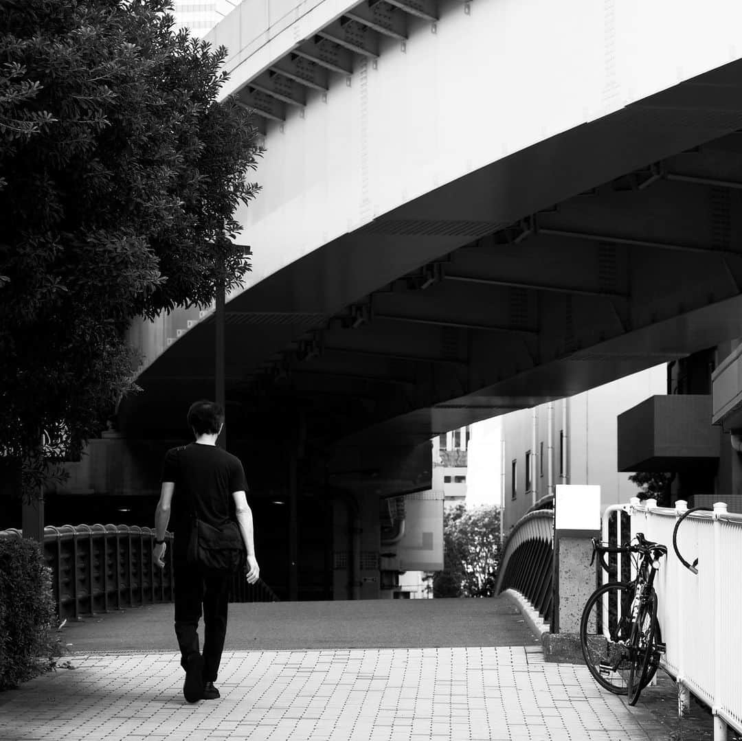 naotakeのインスタグラム：「橋 - A bridge / X-T2 & Snapseed, 20200714 . . 1973年にあった核戦争危機について、テレビのドキュメンタリー番組で学ぶ。たまには真面目にお勉強。 . . #spicollective #royalsnappingartists #infamous_family #rsa_main #infinity_photo_cult #2_fineart #jp_gallery_member #jp_gallery_bnw #trb_bnw #wp_bnw  #bnw_life #bnwlife_member #bnw_life_shots #bnw_captures #world_bnw #top_bnw #team_jp_ #team_jp_モノクロ #ig_energy_bw #ig_nihon #streetphotographybnw #igersjp #blackandwhite #bnw #bnwphoto #monochrome #bw #bnwphotography #今日もx日和 #fujifilm」