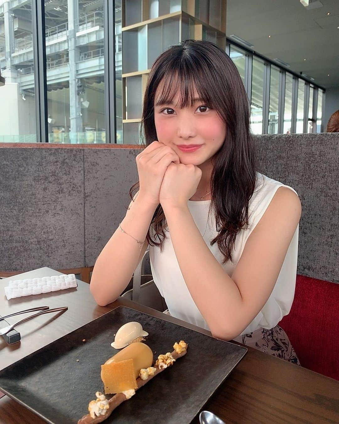 林愛莉さんのインスタグラム写真 - (林愛莉Instagram)「シンガポールぶりのCELAVI🇸🇬  土日の朝は勉強するぞ！とモチベが上がりつつ、結局ご飯が充実しちゃう🍖 切り替えが大事ってことですね笑  #olの休日」7月13日 22時15分 - rinairi_0127