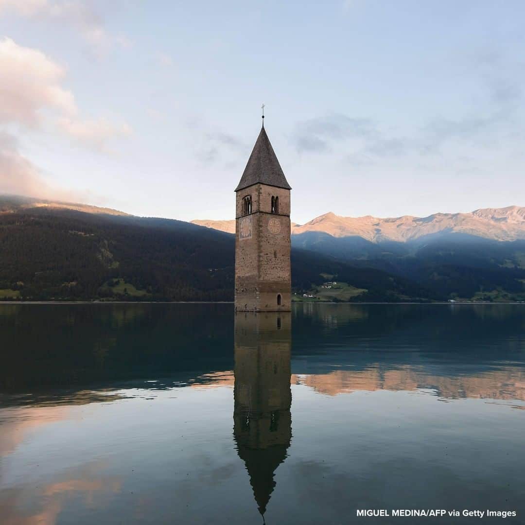 ABC Newsさんのインスタグラム写真 - (ABC NewsInstagram)「Bell tower of Curon's old city church submerged in Italy's lake Resia.  The old church and village were submerged in 1950 in an artificial lake created to power a hydroelectric plant. #italy #church #lake」7月13日 22時22分 - abcnews