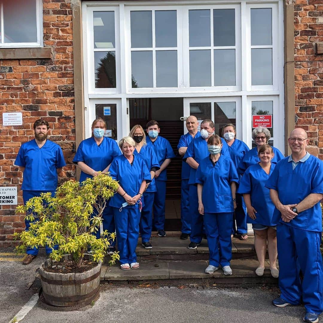 ジョンチャップマンのインスタグラム：「You may have noticed we have been quiet on social but rest assured we are still here. Over the past few months we have manufactured 3000 sets of scrubs for the NHS. These have been tough times for everyone but the Carlisle resolve has got us through the worst of it. We are back doing what we do best now which is making the finest bags known to man. If you are in need of a new briefcase or weekender, why not support a British business by visiting four website. #madeinengland🇬🇧」