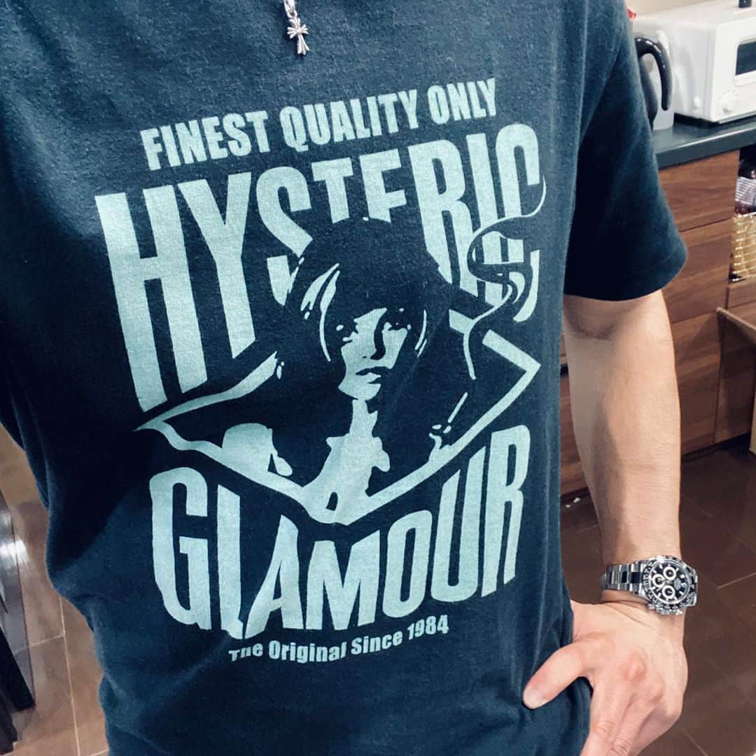 としみつのインスタグラム：「大学の頃に初めて買ったヒステリックグラマーのTシャツ。  5年以上経った今も、そしてこれからも流行り廃りなくカッコ良く着れるのがヒスの好きな所の一つです。  いろんなブランド着てきたけど、ヒスだけは変わらずずっと好き。  ブレないカッコ良さが堪らない。  #ヒステリックグラマー  #hystericglamour  #洗濯前でシワが凄い」