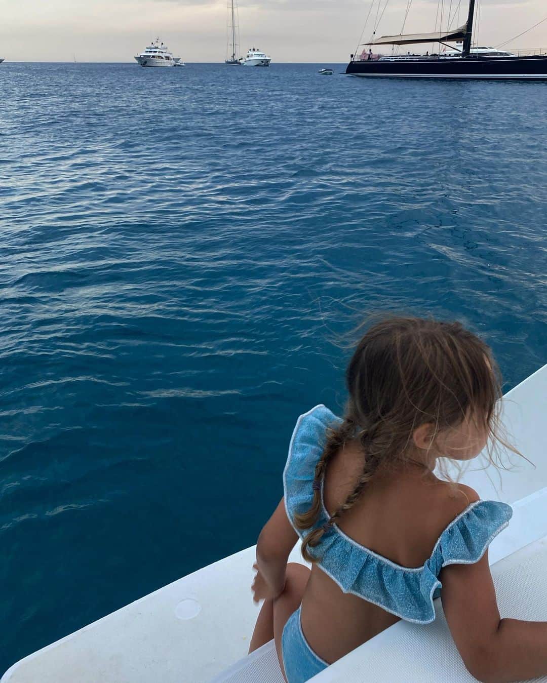 Mathilde Goehlerのインスタグラム：「Feeding the fishies 🐟」