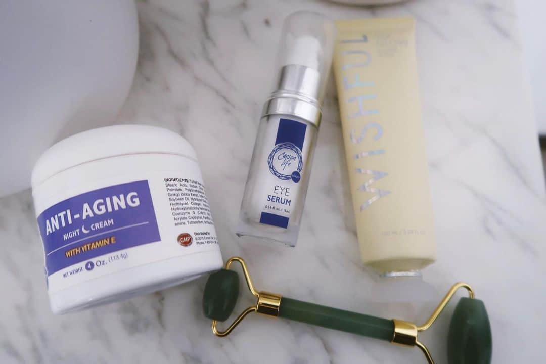 Ana Brenda Contrerasのインスタグラム：「Mi rutina de noche 🌙 mi mini refri de cremas y un exfoliante nuevo en mi canal  Link en Bio ✨  Los quiero , Bonita semana  A💫  #skincare #nightskincareroutine #selfcare #selflove #cuidadodelapiel #cuidadofacial」