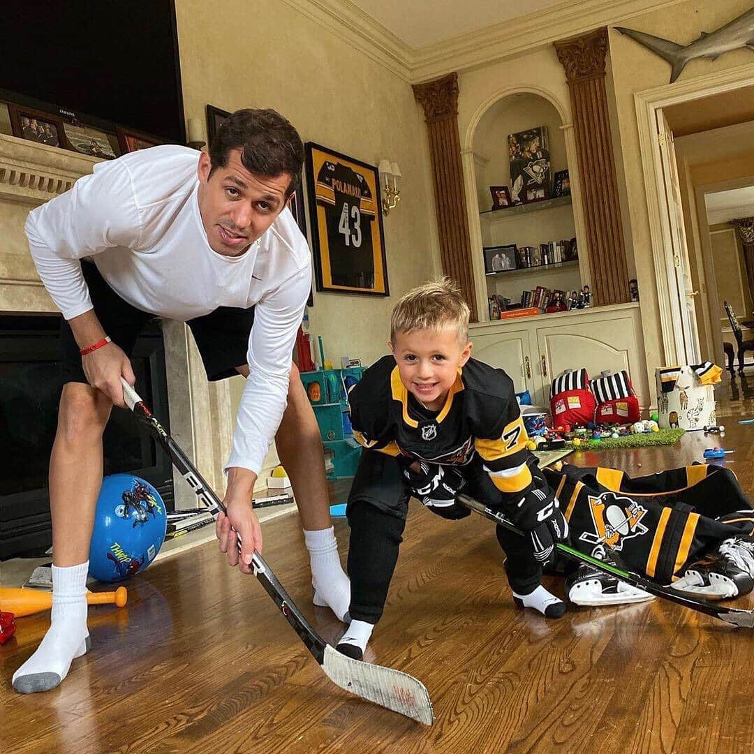 NHLさんのインスタグラム写真 - (NHLInstagram)「Mini Malkin is already terrifying goalies. Future sniper in the making. 🎯  (📸: Evgeni Malkin, @e.malkin71geno)」7月13日 22時31分 - nhl