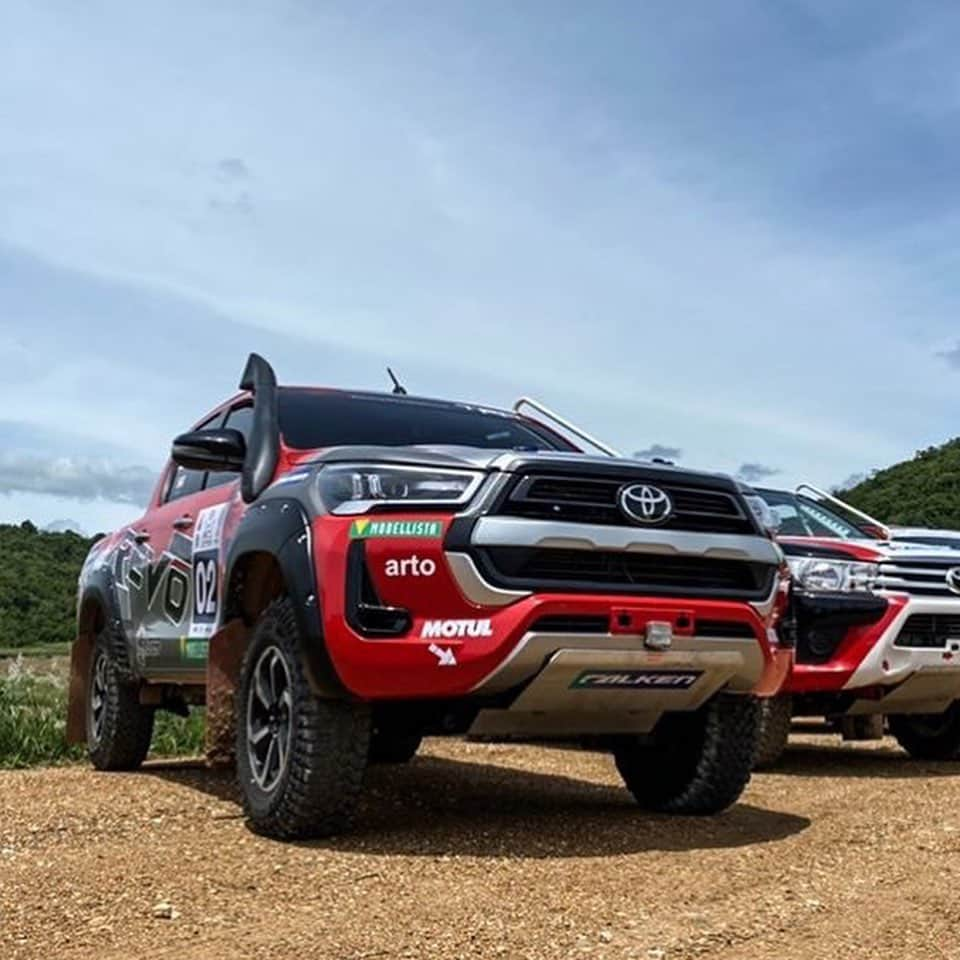 Toyota team thailandさんのインスタグラム写真 - (Toyota team thailandInstagram)「สายฝุ่น อุ่นเครื่องก่อน กับการแข่งขันรถยนต์ TWC Cross Country Round 1 เส้นทางในจังหวัดราชบุรี วันที่ 11-12 กรกฎาคม ที่ผ่านมา TOYOTA Cross Country team Thailand ส่งรถลงแข่ง 1 คัน ขับโดย จรัส แจ้งกมลกุลชัย และนำทางโดย ธันพยัพ มีนิล ลงแข่งในรุ่น T2-T3 Production #อยากเห็นคนไทยหัวใจมอเตอร์สปอร์ต #TeamWork #TOYOTA #TOYOTACrossCountryteamThailand #CheerThai #ThaiPride #ไม่เชียร์ไทยแล้วจะเชียร์ใคร #แข่งรถ #นักแข่ง #ทีมคนไทย #Car #RaceCar #Racing #Revo #CrossCountry #Rally」7月13日 22時44分 - toyotagazooracingteamthailand