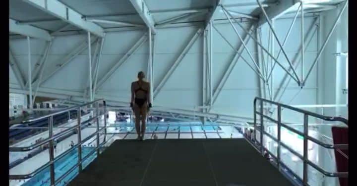 トニア・コーチのインスタグラム：「✨ Falling in style ✨ . . #Diving #falling #water #divingboard #10m #plymouthdiving #lifecentre #GB #teamgb  #training 🎥 @micrichards77」