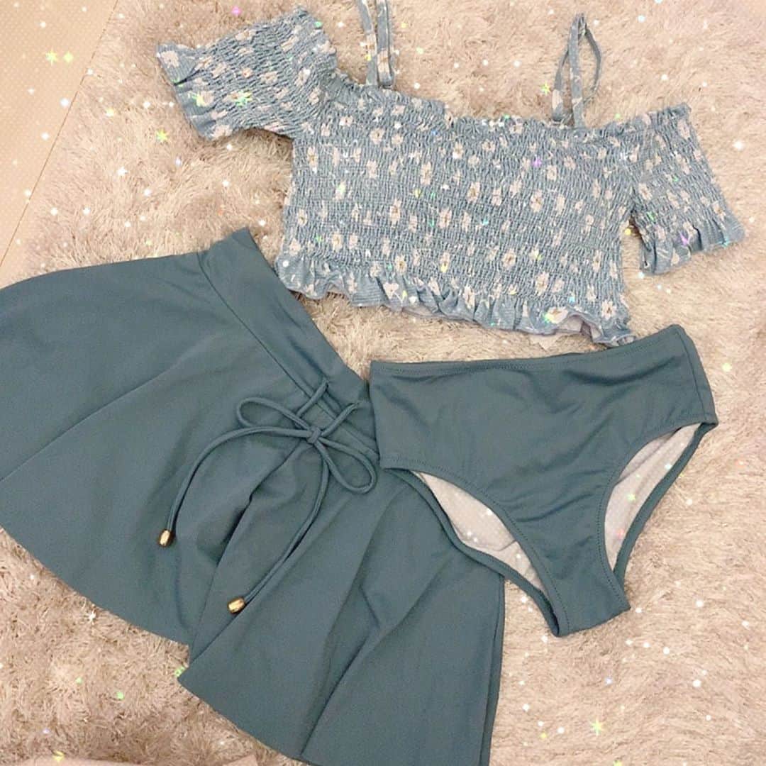 のインスタグラム：「． 　 　 先日 @amusa_official さんの POPUPSTOREにお邪魔しました👙 　 　 生地もしっかりしてて デザインもとっても可愛い〜💕 　 　 いつも白とかピンク選びがちだから たまには水色を🎶🎶 　 着るの楽しみだなぁ😳😳 　 　 #amusa #bikini #水着」