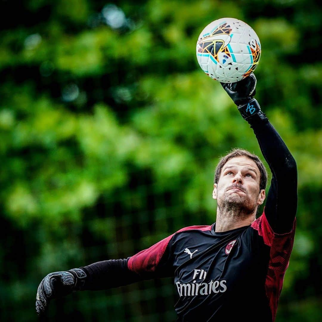 ACミランさんのインスタグラム写真 - (ACミランInstagram)「Stretching out for #MilanParma 😉💪🏼  #SempreMilan」7月13日 22時49分 - acmilan