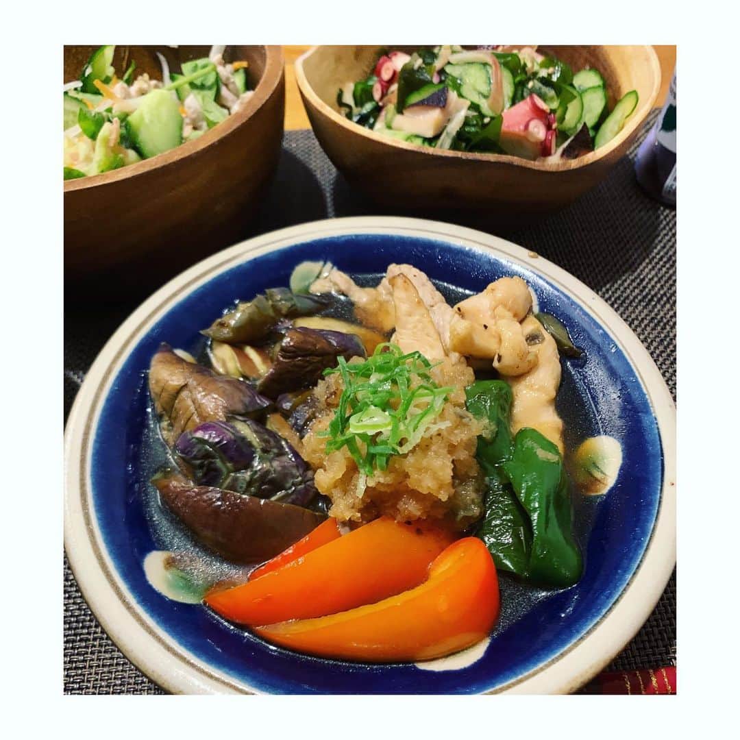 三倉茉奈さんのインスタグラム写真 - (三倉茉奈Instagram)「茄子の煮浸しみぞれかけ。 ナスと、ピーマン、パプリカ、鶏胸肉を油で焼いて、出汁、醤油みりんで軽く煮ました。 美味しかったーー！ 煮浸しといえば！と、張り切って茄子に切り込みを入れ過ぎてバラバラになるハプニングも。笑　 でも味が染みて良い感じでした☺︎ 冷やしても良いかもしれませんが、今回はあったかいまま食べました。  あとはたこときゅうり、茗荷の酢の物、ほうれん草とツナのサラダなど。  夏野菜が美味しい季節。 色が綺麗だし、ビタミンやカリウムなど栄養豊富で、見ても食べても元気が出る。ゴーヤもあと少し安くならないかなー！ #cooking #献立 #茄子の煮浸し」7月13日 22時50分 - mana_mikura_official