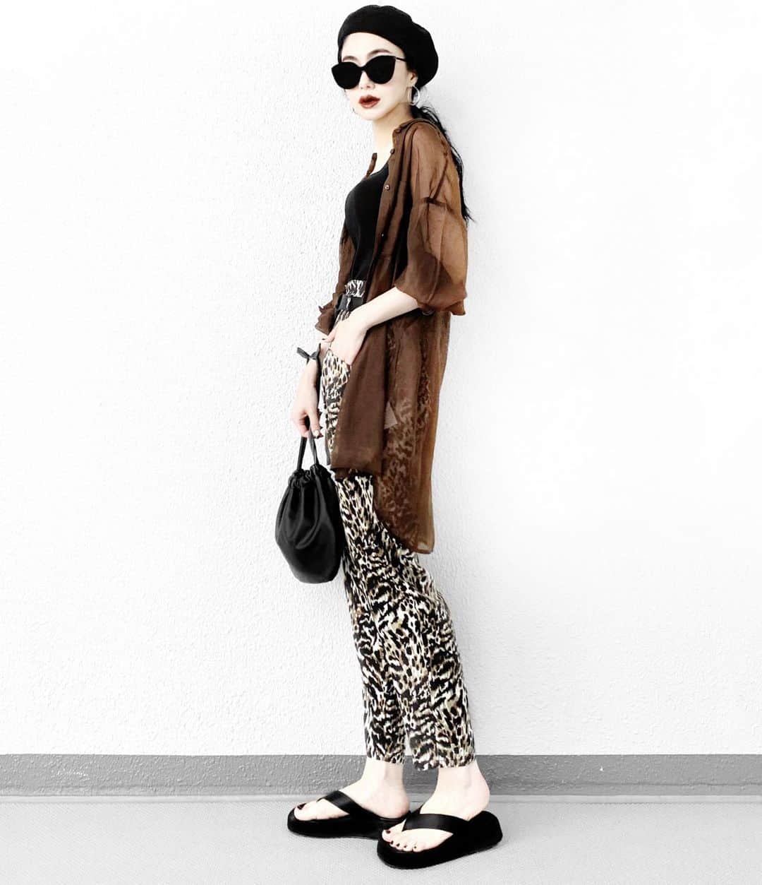 lve_xxxxのインスタグラム：「.﻿ .﻿ @zara のSALEで捕獲した﻿ ﾚｵﾊﾟｰﾄﾞ柄ﾊﾟﾝﾂ﻿ ﻿ 破格の¥1,590-‼️😲﻿ これは、買わずにはいられぬ案件←﻿ ﻿ ﾘﾈﾝ67%混の素材なので﻿ 夏場にﾋﾟｯﾀﾘ🙆‍♀️﻿ ﻿ これから着られるのに﻿ このお値段は、買いです！😂👍﻿ ﻿ 品番等は3枚目に載せてあります☺︎﻿ ﻿ BROWN × BLACK の合わせが﻿ 好き🥺🖤🤎﻿ ﻿ ﻿ その他ｺｰﾃﾞｱｲﾃﾑ詳細は﻿ WEARをご覧くださいませ。﻿ ﻿ WEAR ： lvexxxx ﻿ 💻 https://wear.jp/sp/lvexxxx/﻿ ﻿ －－－－－－－－－－－－－－－－－－﻿ ﻿ 📢ｺﾒﾝﾄ頂ける際は、﻿ 最新投稿にお願い致します。﻿ ﻿ 過去投稿に頂いた際、気がつかない事もあり﻿ お返事致しかねる場合が御座います🙇‍♀ ️﻿ ﻿ ﻿」