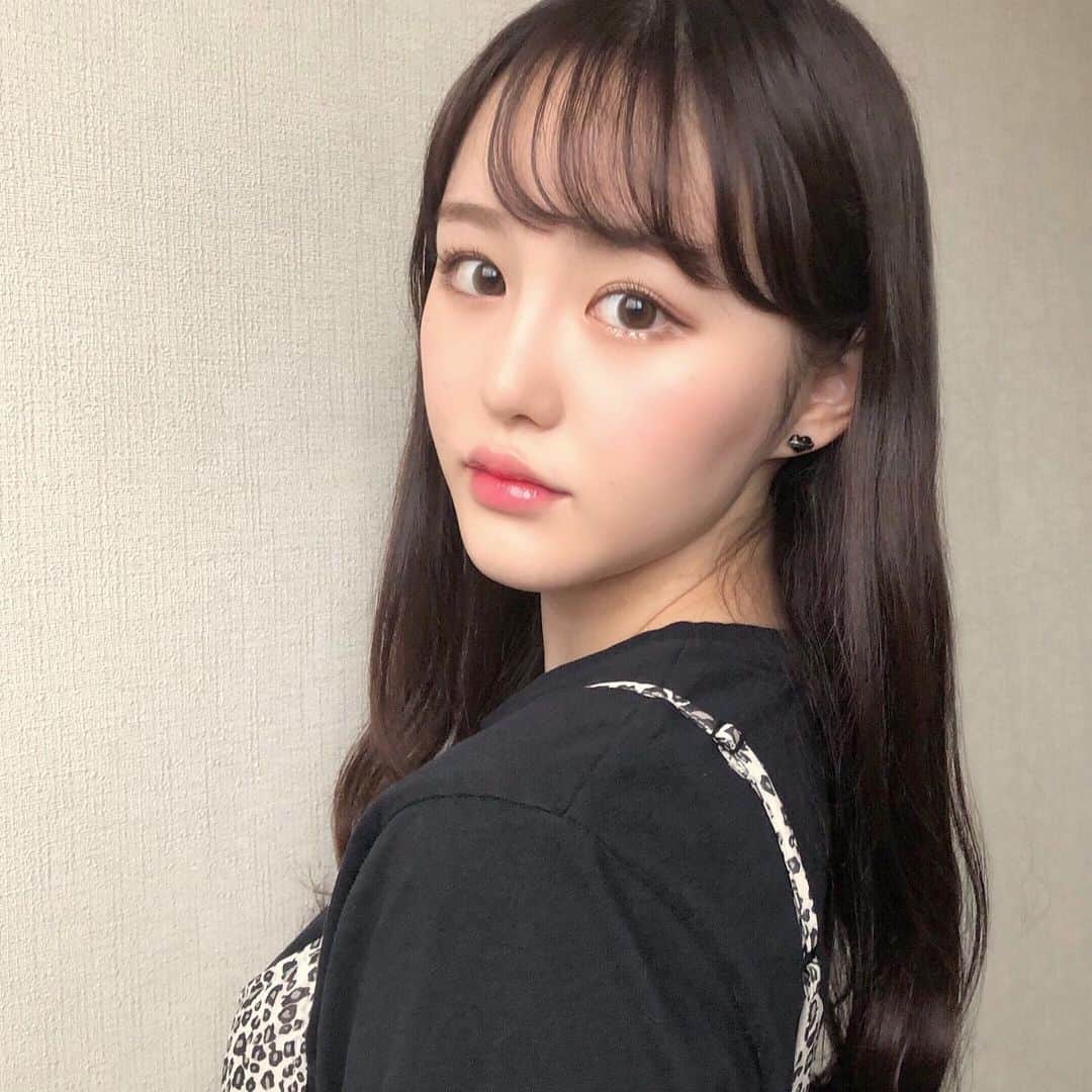 伊藤小春のインスタグラム：「・　﻿ くちびるのテカリ方が100点です💮﻿ ﻿ ﻿ ﻿」