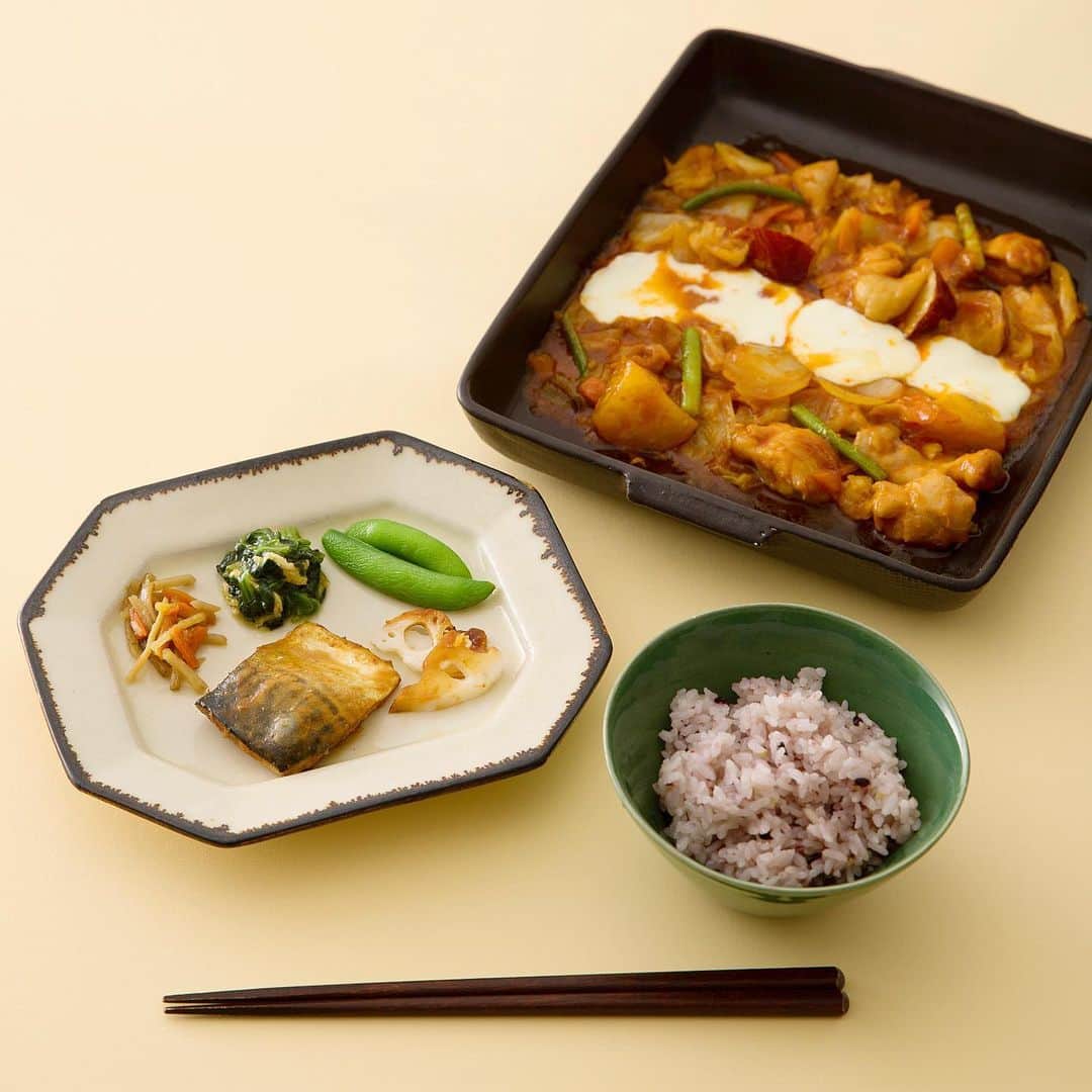 Hanako公式さんのインスタグラム写真 - (Hanako公式Instagram)「美味なる冷凍食品🥣﻿ ﻿ ●〈トップバリュ（イオン）〉の「チーズタッカルビ」と「さばの味噌煮と﻿ 五穀ごはん」﻿ レンジで温めるだけの「ワントレーシリーズ」は、和洋20種以上を用意。さばの味噌煮ときんぴらごぼうなど、主食と主菜・副菜入りで栄養バランスも抜群🍚﻿ ﻿ 対してフライパンで調理する「フローズンクッキット」は、下ごしらえ不要で手作りの味を実現した。レンジで半解凍したのち、炒めて調味ソースで仕上げ、完成まで約15分。コチュジャンが食欲を誘うチーズタッカルビなど全14種🧀﻿ ﻿ 【Hanako1186号_2020年の今こそ取り寄せたいもの発売！】﻿ #Hanako #Hanako_magazine #stayhome #おうち時間 #おこもり #ポジティブおこもり #日々の暮らしを楽しむ #丁寧な暮らし #おうちカフェ #コーヒーのある暮らし #おやつの時間 #おうちごはん #部屋作り #シンプルな暮らし #お取り寄せ #お取り寄せグルメ #常備菜 #トップバリュ #チーズタッカルビ #冷凍食品 #photoby_KozueHanada」7月13日 22時58分 - hanako_magazine