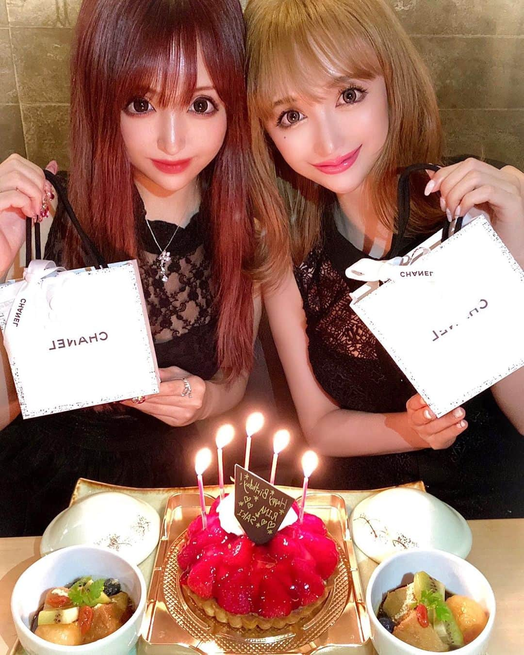 真優川咲さんのインスタグラム写真 - (真優川咲Instagram)「#🍽#🐟#🦈 #🎂#💝#🎉 ꙳ やっと..🥺 大〜好きな 🎀りなちゃん🎀と 今年も 2人の #お誕生日会 ができました👏🏻💫✨ 昨年は迷いすぎて買えなかった#プレゼント も.. 💎‪𐤔 今年は何もかもスムーズに進み 💗 2人とも #一目惚れ の即決 で無事 お揃い の#プレゼント を購入できました 💝 (購入品はまた載せますね😘) ꙳ そして 今回は #記念日dinner 🍽とゆうことで また食通のお友達にリサーチをかけ👂🏻🤫😝 #銀座 にて 🌟3年連続 #ミシュラン一つ星 🌟獲得の #栞庵やましろ 【 @shiorian_yamashiro_ginza🐟】さんへ💖 #ドレスコード = 大人#ブラック でｷﾒ👯行ってきました 😎‪‪‬🖤 ꙳ 🧡コースは全てお任せ🧡 ( スワイプ で見て頂ければ分かるとおり.. ) 拘りの #旬の食材 をふんだんに使い  見ても 食べても美味しく 本当に 贅沢で 幸せ過ぎる時間でした👏🏻💫✨ 大将の人柄もとても良く こんな時期だからと貸切にしてくれていたり..🥺 本当に心地よい時間が過ごせて大満足でした👏🏻💖 味よし雰囲気よしで #デート や #接待  #特別な記念日 に #オススメのお店 なので 皆様もぜひ🐟💕 #Love #Happy #birthday #4月生まれ #present #chanel  #咲ぐるめ💋」7月13日 22時59分 - saki_411