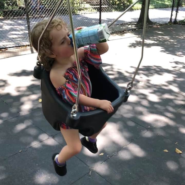 Vita Coco Coconut Waterのインスタグラム：「Swinging into this week like:」