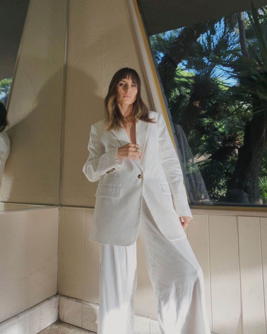 のインスタグラム：「Super easy, pretty breezy. The linen suit you'll be turning to all season long. @rachelnosco」
