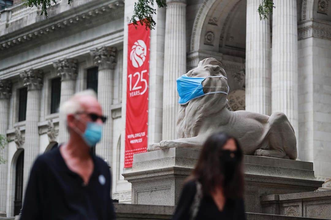 People Magazineさんのインスタグラム写真 - (People MagazineInstagram)「On Sunday, New York City — which was once considered to be the epicenter of the coronavirus outbreak in the United States — reported zero COVID-19 deaths for the first time since the pandemic struck in March. 🙏 Tap the bio link for more on the revelation, which marks a turning point that comes as the virus continues to spike in other parts of the country. 📷: Xinhua/Wang Ying via Getty Images」7月13日 23時21分 - people