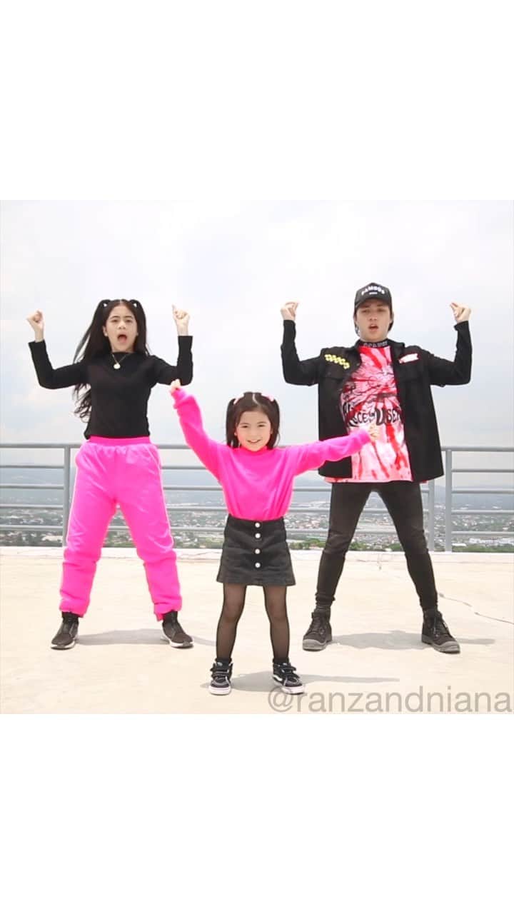 Niana Guerreroのインスタグラム：「aye lesgooo @ranzkyle @onewithnatalia 🖤💖 @blackpinkofficial #dance #siblinggoals」