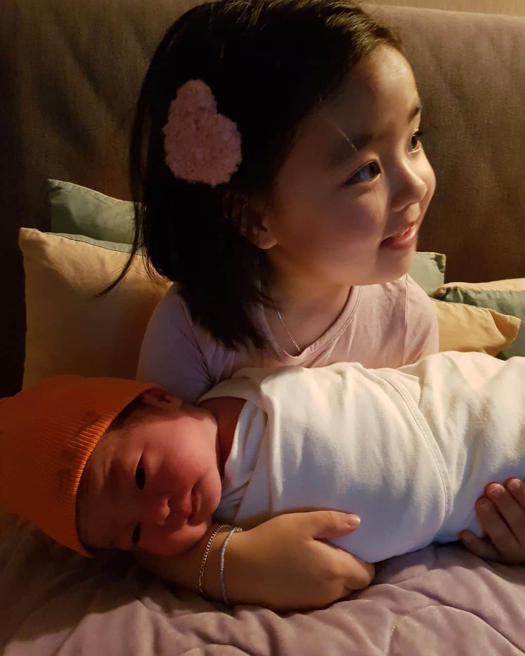 イ・ユンジのインスタグラム：「2020년 4월 17일  너희둘이 처음 만난 날. 정라니&정소울   #드디어저희가족완전체를소개하게되었네요 #동상이몽#너는내운명#이현이네다음에한번더나와요#끝까지채널고정」