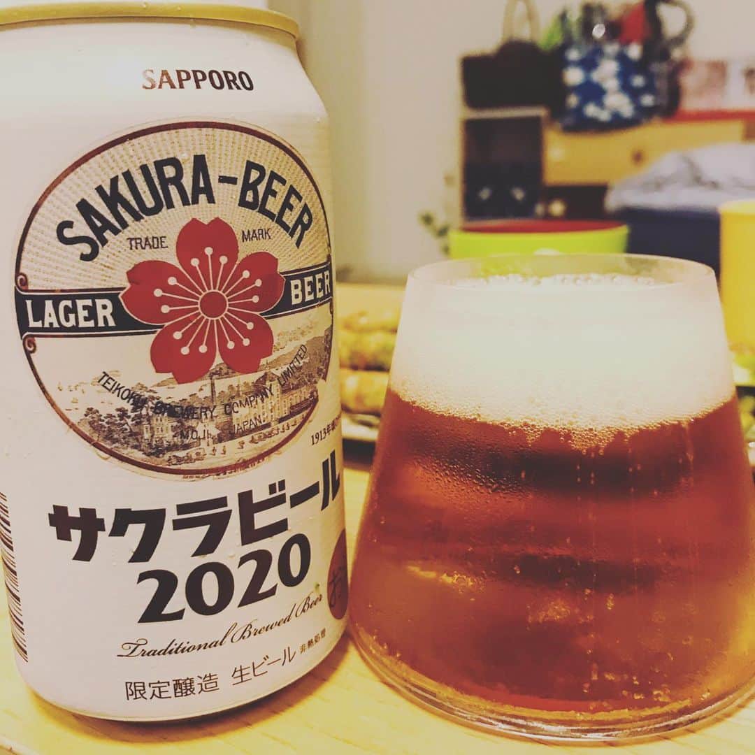 堀井亮佑のインスタグラム：「サクラビール2020。キリンラガーみたいな懐かしい渋い味。日本の昔のビール。うまい。 #beer  #堀井ビールログ  #サクラビール2020」