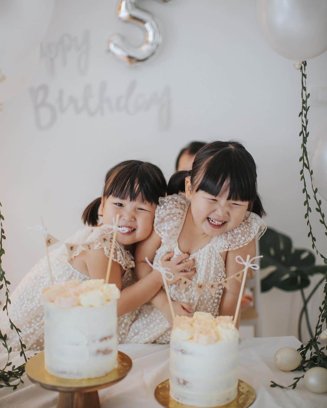 MOMOツインズさんのインスタグラム写真 - (MOMOツインズInstagram)「5 years of bringing joy and laughter into our lives. Your positivity radiates like sunshine and never fails to touch everyone around you.  Happy birthday Leia & Lauren, mama papa love you so so much ❤️ #homecelebration #leialaurenturns5」7月13日 23時17分 - leialauren