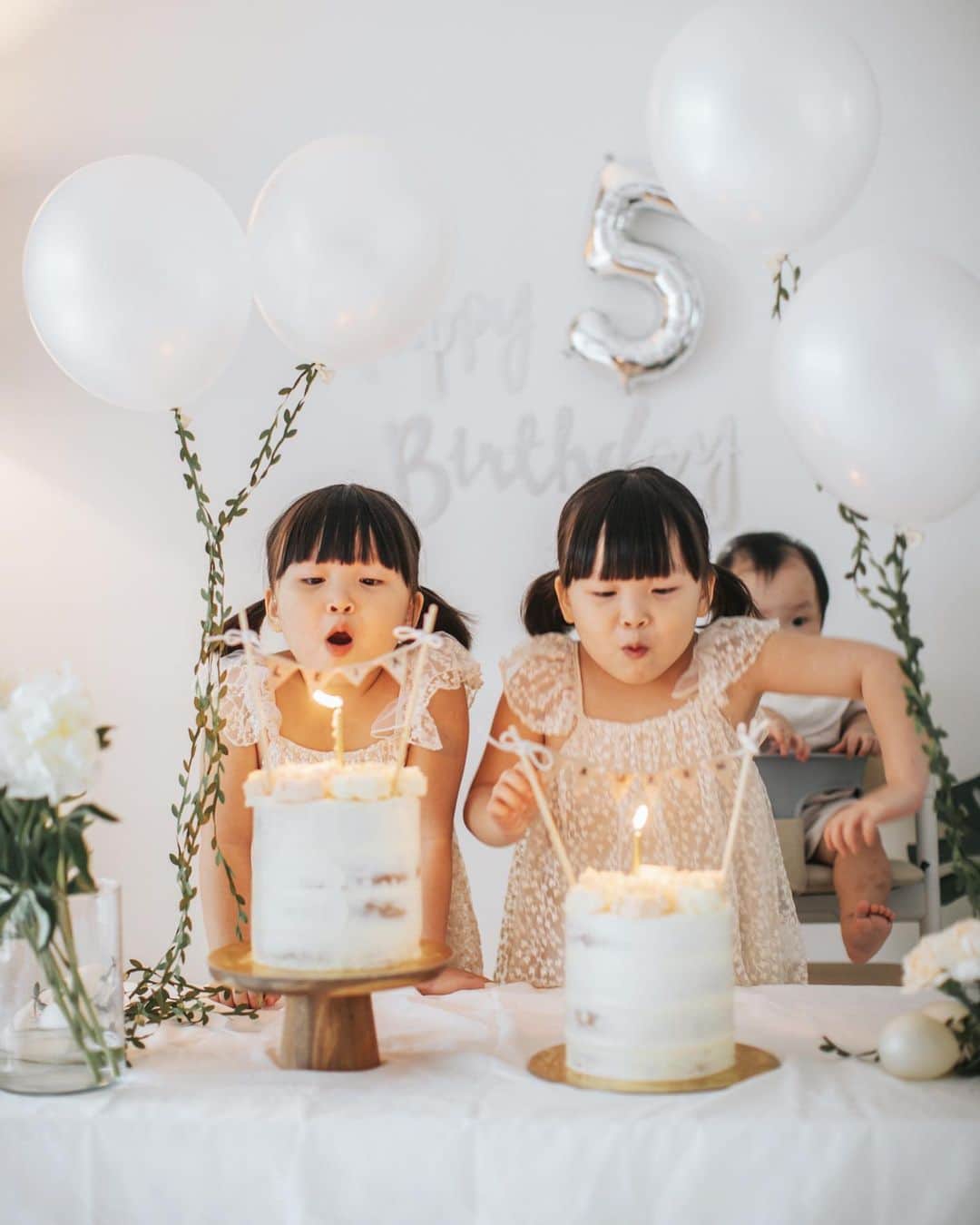 MOMOツインズのインスタグラム：「5 years of bringing joy and laughter into our lives. Your positivity radiates like sunshine and never fails to touch everyone around you.  Happy birthday Leia & Lauren, mama papa love you so so much ❤️ #homecelebration #leialaurenturns5」
