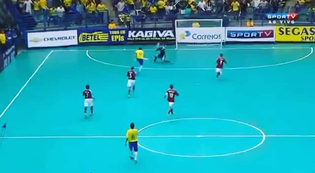 アレッサンドロ・ローザ・ヴィエイラのインスタグラム：「VIDEO- Na força também vale 😄🚀⚽️ 🇧🇷   Gol para o amigo @victorsarro」