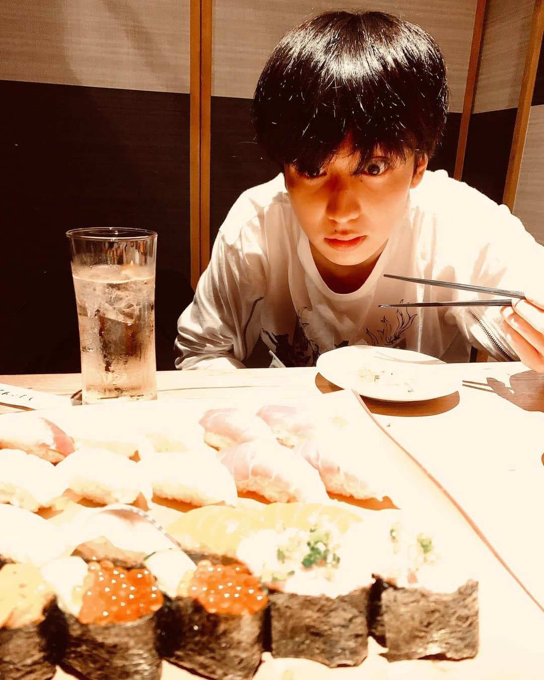 夢屋まさるさんのインスタグラム写真 - (夢屋まさるInstagram)「寿司を初めて見て驚いてるのか、はたまた写真を撮られるのも待てぬくらい腹が減っているのか。  #sushi #suki #kiwi #kirai」7月13日 23時30分 - yumeyamasaru