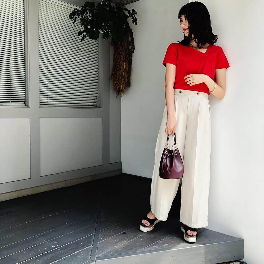 のインスタグラム：「.  真っ赤なトップス🍎 麻美さんがアサデスの衣装で着てて凄く可愛くて教えてもらいました🏷  襟ぐりのデザインがアシンメトリーでピロンピローンって感じ👌✨  . .  #ELVENCEDEUX #tops#ootd#cordinate  #エルベンスドゥ#私服 #アシンメトリートップス#外ハネ #黒髪ボブ#外ハネボブ#オン眉#赤リップ  ※写真を撮るときだけマスクを外しています」
