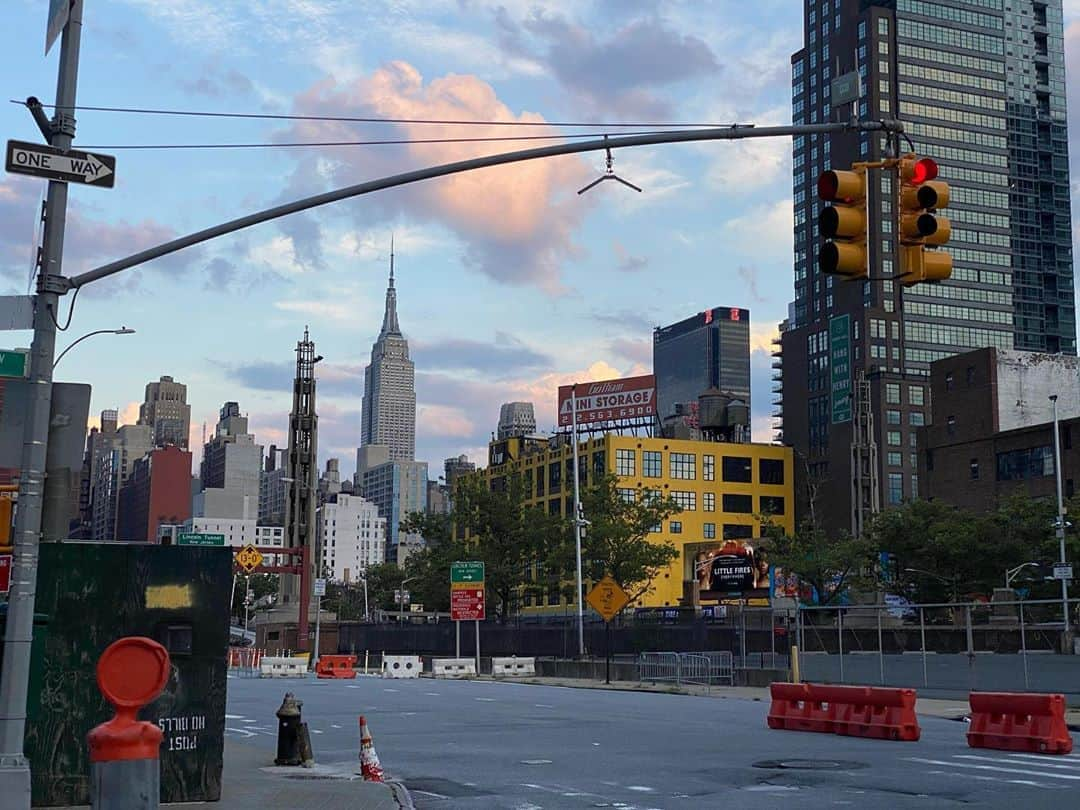 Robert Clarkさんのインスタグラム写真 - (Robert ClarkInstagram)「The streets of Manhattan are still empty compared to how it was months ago. The pandemic came home for me around March 11th. Not long after that two people who where people we knew passed away. The last booking in my studio was March 6th. Tough times are still hitting NYC. I’m feeling the pain fir my home state of Kansas, the numbers are spiking and #Wichita,Ks. And they will be out of ICU beds this week if the increase continues. Stay home, wear a mask.」7月13日 23時22分 - robertclarkphoto