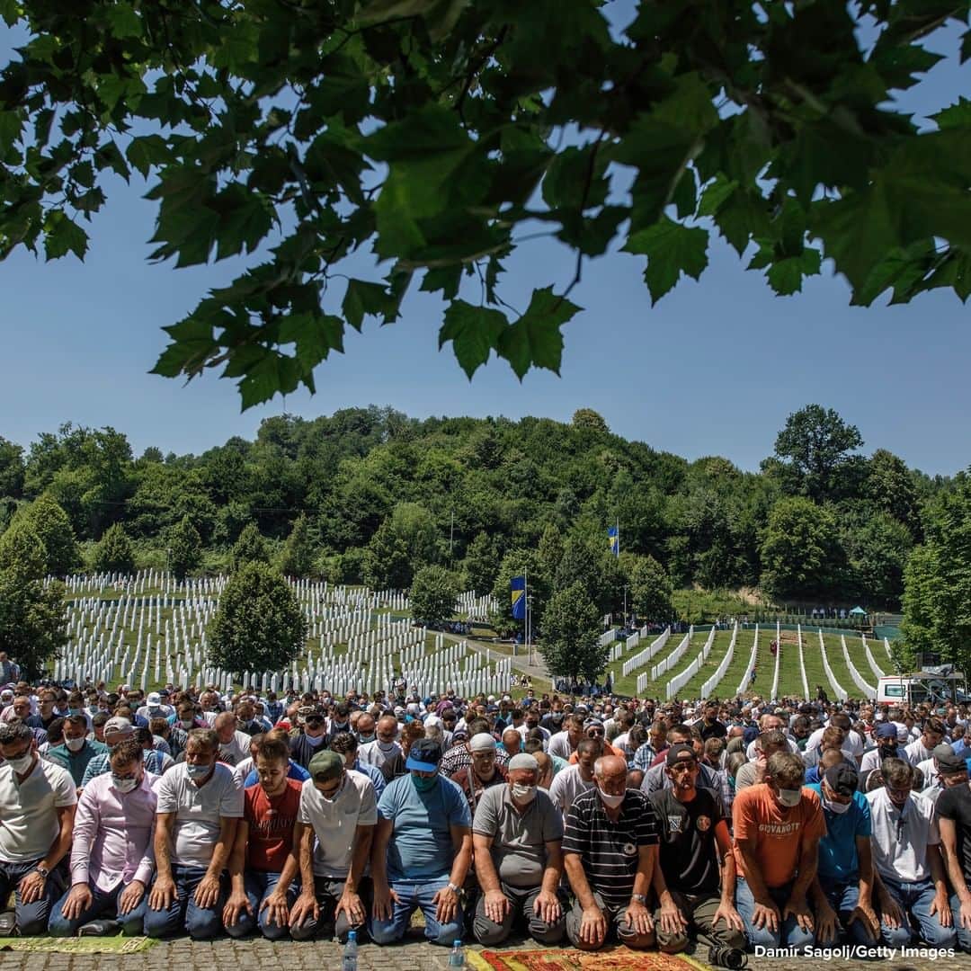 ABC Newsさんのインスタグラム写真 - (ABC NewsInstagram)「Bosnian Muslims pray during a mass funeral at the cemetery for the victims of Srebrenica genocide.」7月13日 23時22分 - abcnews