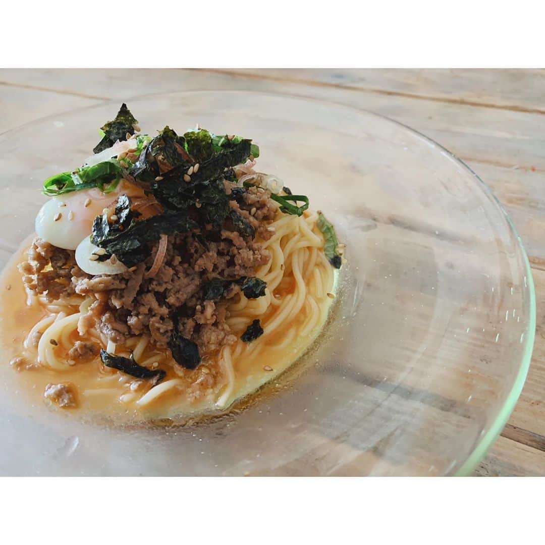 金城優華のインスタグラム：「【我が家の料理長の減量メニュー】﻿ ﻿ ﻿ ＊トマトの和風冷製パスタ＊﻿ ﻿ 【材料】(1人前)﻿ ・ひき肉…100ｇ﻿ ・トマト…1コ程度﻿ ・糖質ゼロ麺…1袋﻿ ・大葉…お好みで﻿ ・みょうが……お好みで﻿ ・しょうが……お好みで﻿ ・ごま油……約大さじ1﻿ ・白ごま…お好きな量﻿ ・温玉…1コ﻿ ・のり…お好きな量﻿ ﻿ 1.ひき肉をごま油で炒めて、火が通ったら麺つゆとしょうがを加えて煮詰める﻿ ﻿ 2.フードプロセッサーに麺つゆ、トマト、ごま油を入れて混ぜ合わせる﻿ ﻿ 3.水切りした糖質ゼロを2に絡める﻿ ﻿ 4.ソースを絡めた麺を皿に盛り、その上にひき肉と温玉をのせる﻿ ﻿ 5.刻んだみょうがと大葉、のりと白ごまをふりかけて完成﻿ ﻿ ﻿ 夏バテ気味の時にもサッパリ食べやすい!!﻿ お子様には普通のそうめんで作れば﻿ 家族みんなで食べられます。﻿ ﻿ ﻿ ﻿ #金城の食事事情﻿ #我が家の料理長﻿ #減量﻿ #ダイエット ﻿ #夏バテ  #料理」