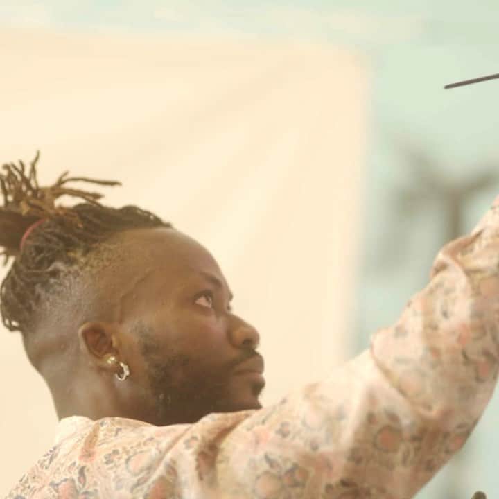 のインスタグラム：「@mrkimjones collaborates with Ghanaian artist @amoakoboafo for @dior SS21.  Following a trip to Ghana, Jones who grew up in Africa and has remained connected to the continent highlights the work of Amoako Boafo. Jones met the artist known for his finger-painting technique and textured portraits in Miami back in 2019. Rather premonitory, the collaboration demonstrates that Christian Dior, a symbol of French elegance, can exist outside the confines of Paris. Read the full review by @pam_boy coming soon to thelovemagazine.co.uk.」