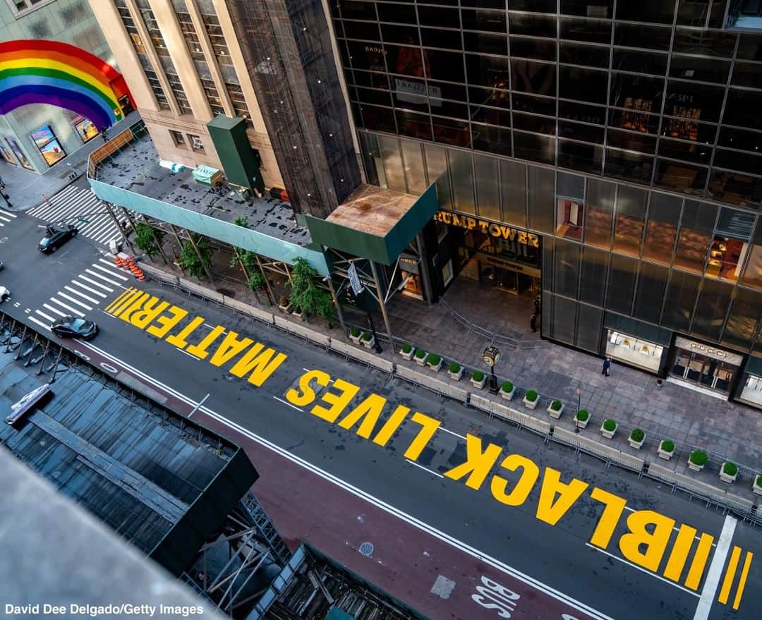 ABC Newsさんのインスタグラム写真 - (ABC NewsInstagram)「A Black Lives Matter mural that was painted on 5th Avenue is seen directly in front of Trump Tower in New York City. #blm #blacklivesmatter #trumptower #donaldtrump #mural」7月13日 23時36分 - abcnews