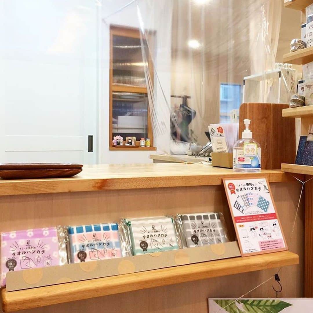 ねこさんのインスタグラム写真 - (ねこInstagram)「広島県福山市の雑貨店『ひつじ屋』さんにて、新商品の #すごーく便利なタオルハンカチを展開して頂いております❣️✨ 分かりやすく写真もたっぷり撮って頂きました🙏💕嬉しい〜⭐️ お近くにお住まいの方おりましたら、是非チェックしに行ってみてくださいナッ😀‼️❤️❤️ #Repost @hitsujiya1003 with @make_repost ・・・ こんにちは、ひつじ屋です。  今日は雨の中ご来店くださいまして 誠にありがとうございました🙏  時々雨が強くなるので怖いですね😰  皆様、 どうぞお気をつけて お過ごしくださいませ😌  さて、 ひつじ屋では 美味しいお茶🍵でお馴染みの、 ネコ・パブリッシングさんが、 凄いアイテムを お作りになられましたので ご紹介させていただきます。  こちらの、 すごーく便利なタオルハンカチ (商品名です。)は、  何通りかの使い方がありまして、  ドアの取っ手や、 買い物カートの持ち手、 電車やバスのつり革を 触りたくない時の 手袋代わりとして。  新しいマスクの保管用。  ちょっと外してポケットにしまう時用の マスク保管ケースとして。  保冷剤を入れておくと マスクも冷んやり✨ですし。  色々とお役立ちアイテムです。  しかも❗️99%以上ウイルスを 防御してくれる材質なので、 安心してカバンやポケットに 入れておけます👍  メーカーさんも、 自信作だと言っておられました😊✨  とても良く考えられていて 他のメーカーさんにはまだ無い 素晴らしいアイテムです👏  都会で暮らす、 電車に乗らないといけない学生さんや、 出張の多い方にプレゼントなさっても喜ばれそうです😊  価格は¥800+税です。  あると良いかも〜💕と 思っていただけましたら嬉しいです☺️  ではでは😌  #ひつじ屋#福山ひつじ屋#ネコパブリッシング# すごーく便利なタオルハンカチ」7月13日 23時40分 - neko_magazine