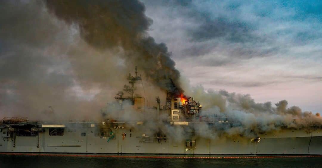 ABC Newsさんのインスタグラム写真 - (ABC NewsInstagram)「More than a dozen sailors and several civilians have been hospitalized following an explosion on a Navy ship in San Diego on Sunday, officials say.  A fire broke out aboard the USS Bonhomme Richard sometime around 8:30 a.m. local time, said officials with the Naval Surface Forces. The blaze escalated to a three-alarm fire, according to the San Diego Fire-Rescue Department, which assisted in battling the fire along with base and shipboard firefighting teams.  Seventeen sailors, as well as four civilians, are being treated at a local hospital with non-life-threatening injuries. #usnavy #navyshop #ussbonhommerichard #fire #sandiego (Austin Haist / US NAVY / AFP via Getty Images)」7月13日 23時40分 - abcnews