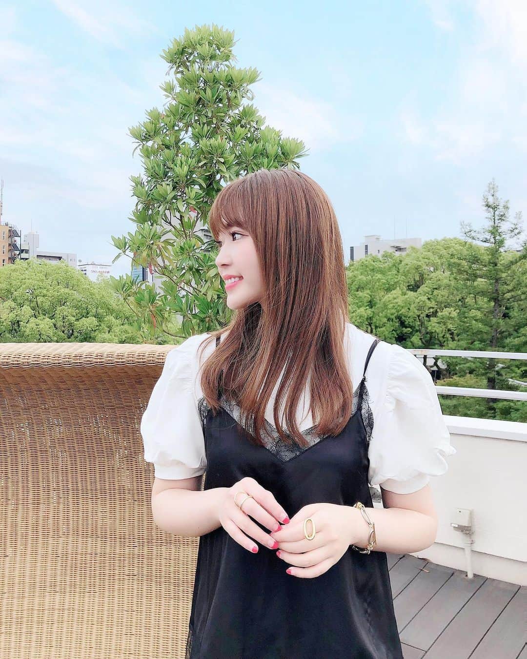 藤川沙弥のインスタグラム：「ʙᴇᴀᴜᴛʏ sᴘᴏᴛ ❤︎﻿ ﻿ 先日、友達が何人か通ってて﻿ 気になっていたサロンさんへ!﻿ かなり気に入ったので✍🏻❤︎﻿ ﻿ @nanioafu_beautysalon さんはよもぎ蒸しがあって、 身体が温まって♨️汗を沢山出したあとに﻿ 施術してもらえるコースがあるんだけど、﻿ 最近、しっかりデトックスできるサロンを﻿ 探してたのでまさにぴったりだった‼️﻿ ﻿ 身体が温まったあとに、﻿ ラジオ派で脂肪を温め溶かし排出して﻿ 吸引でセルライトを剥がして最後にLEDを当て﻿ 肌にコラーゲンを生成させてくれるから﻿ ハリを残しまま綺麗にサイズダウン👋🏻﻿ これが一台で出来る最新機器は﻿ 関西ではまだ数少ないみたい🤭❗️﻿ 一台で完結するからコスパの時間も🙆🏻‍♀️﻿ ﻿ インスタ見たとお伝えすると﻿ 体験価格の¥7000が﻿ 半額になるみたいなのでぜひ‼︎🤭💕﻿ ﻿ 脂肪燃焼パックも付けてもらったんだけど﻿ ペボニアボタニカというブランドの物で、﻿ 世界5つ星ホテルのSPAで導入されている﻿ 有名ブランドのものみたい🤭🎖﻿ ﻿ 綺麗なお姉さんの丁寧な施術とトークで﻿ あっという間の時間でした🥰💛﻿ 最強のパックを頂いたのでまた紹介します❗️﻿ ﻿ ﻿」