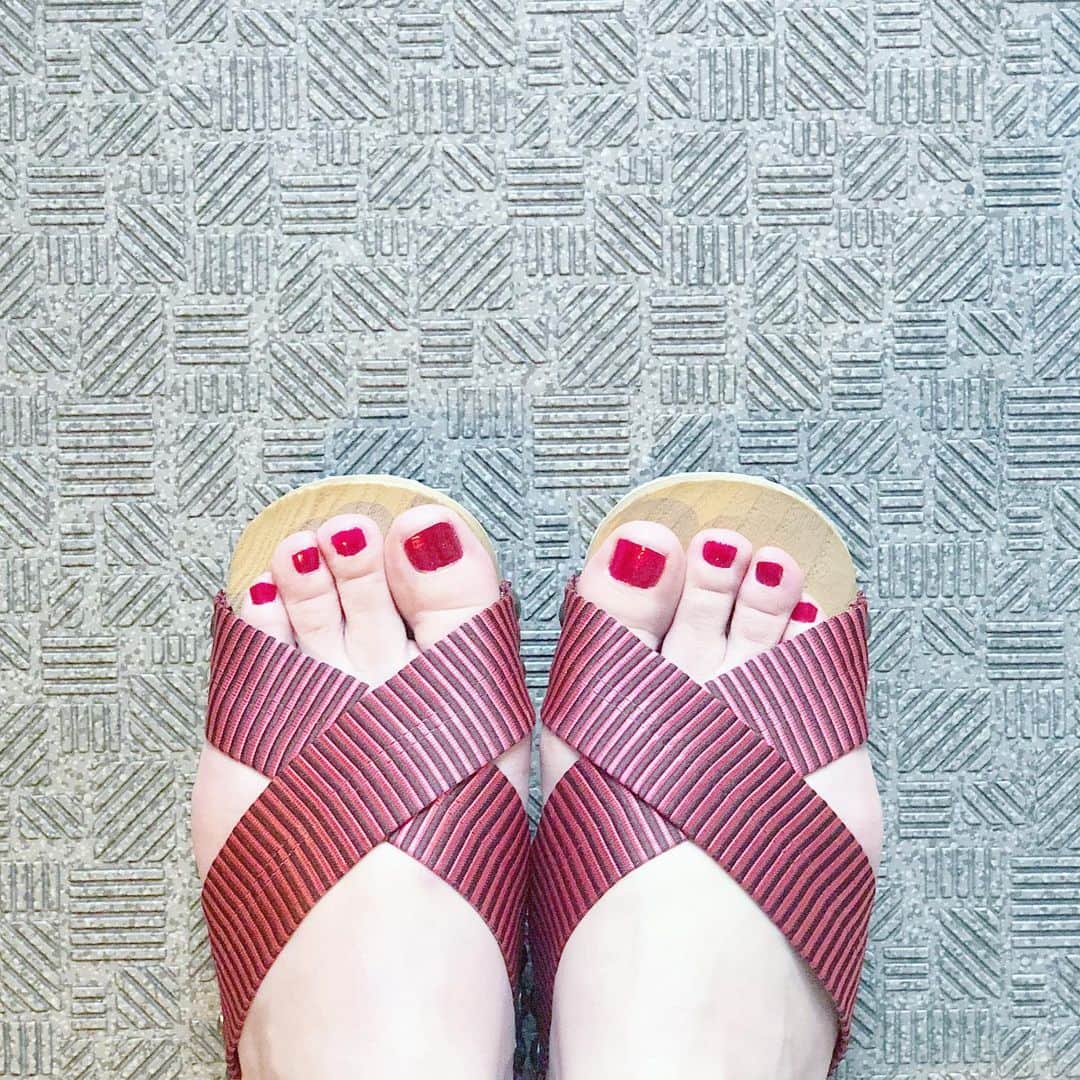 岡田育さんのインスタグラム写真 - (岡田育Instagram)「Paulownia sandal. #japanesesandal #candyapplered . 草履の鼻緒も華奢なつっかけミュールも苦手すぎるので桐製サンダル買ってみた。ストラップは畳のヘリ。ジーンズにも合います。 #関根桐屋 #桐SUN #桐サンダル #関根桐材店」7月13日 23時48分 - okadaic