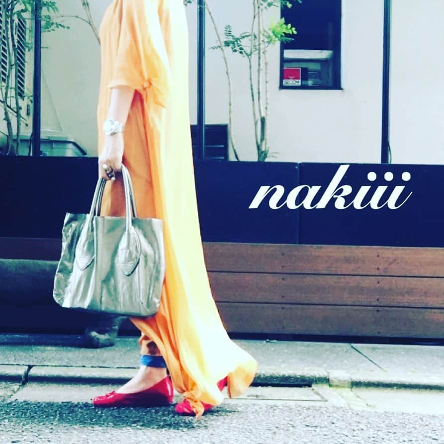 nakiさんのインスタグラム写真 - (nakiInstagram)「彩度と明度が ブルベ夏の私にも合うオレンジのワンピース。 ・ パーソナルカラー以外の色を選ぶ時は・彩度・明度・質感を自分のパーソナルカラーに寄せると似合いやすく失敗も少ないですよ。 ・ 私の身長（158㎝）では裾が長く引き摺ってしまうので裾を縛ってます。 ・ ・ ・ #アラフォーコーデ #アラフォー#大人カジュアル #大人コーデ #ワンピースコーデ #フォルテフォルテ#好きな色#パーソルカラー診断#セール戦利品」7月13日 23時49分 - nak.i