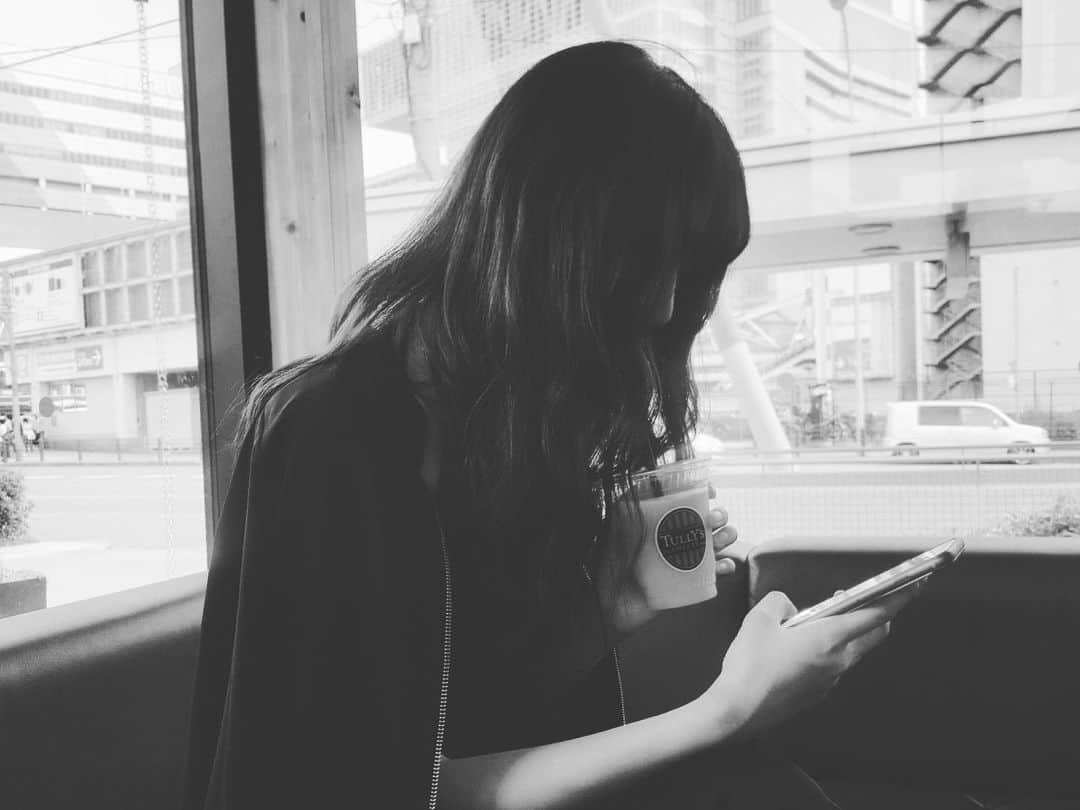 桑名利瑠のインスタグラム：「. . . café巡りしたいなー❤︎ 東京で行きつけのお店見つけたい🦋 . . . #fashion #followforfollowback #followｍe #l4l #code #outfit #outfitoftheday #instafashion #instagood #instalike #selfie #selca #ポートレート #photooftheday #photo #l4l #大阪 #天王寺 #makeup #make #過去pic #style #me #미용 #패션 #모델 #아이돌 #오사카 #カフェ巡り #café #coffee」