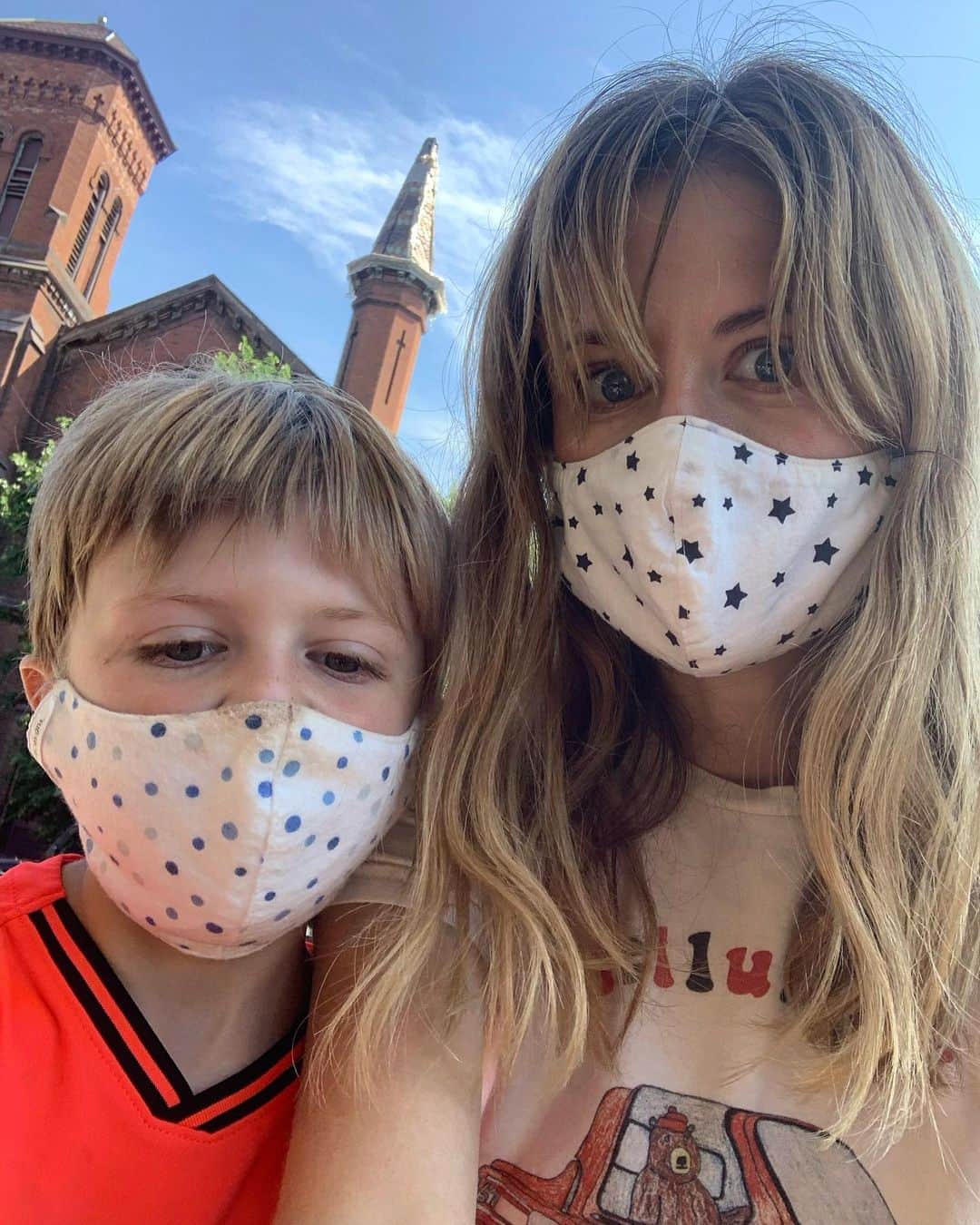 クレア・コフィーのインスタグラム：「The other great thing about wearing a mask is that you’re ready to play #HelloNinja at a moment’s notice! #mightofthepublichealthemergency」