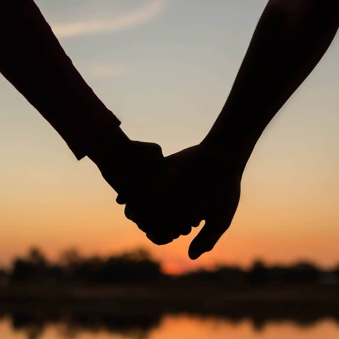 フェデリコ・ベルナルデスキのインスタグラム：「Non basterebbero 1000 compleanni per celebrare la grande donna che sei.   Insostituibile, per chi ti conosce davvero e ha la fortuna di averti accanto, come me che ogni giorno ringrazio il cielo di averti trovata sul mio cammino.   Speciale, per le parole giuste che sai trovare ogni volta, tu che ne conosci il valore.   Forte, quando senza esitazione sai rialzarti nei momenti più difficili, come quello che stai vivendo adesso, dove io non posso che starti vicino, anche in silenzio, ricordandoti che quell’Angelo  veglierá per sempre su di te.   Festeggia la vita, non solo oggi, sempre, perché te lo meriti.   Ti meriti tutto e molto di più, sei una Donna e una Madre meravigliosa, che ringrazierò sempre, per avermi reso l’uomo che sono oggi e il papá della nostra piccolina, speciale proprio come te.  Auguri Amore mio! @missciardi」